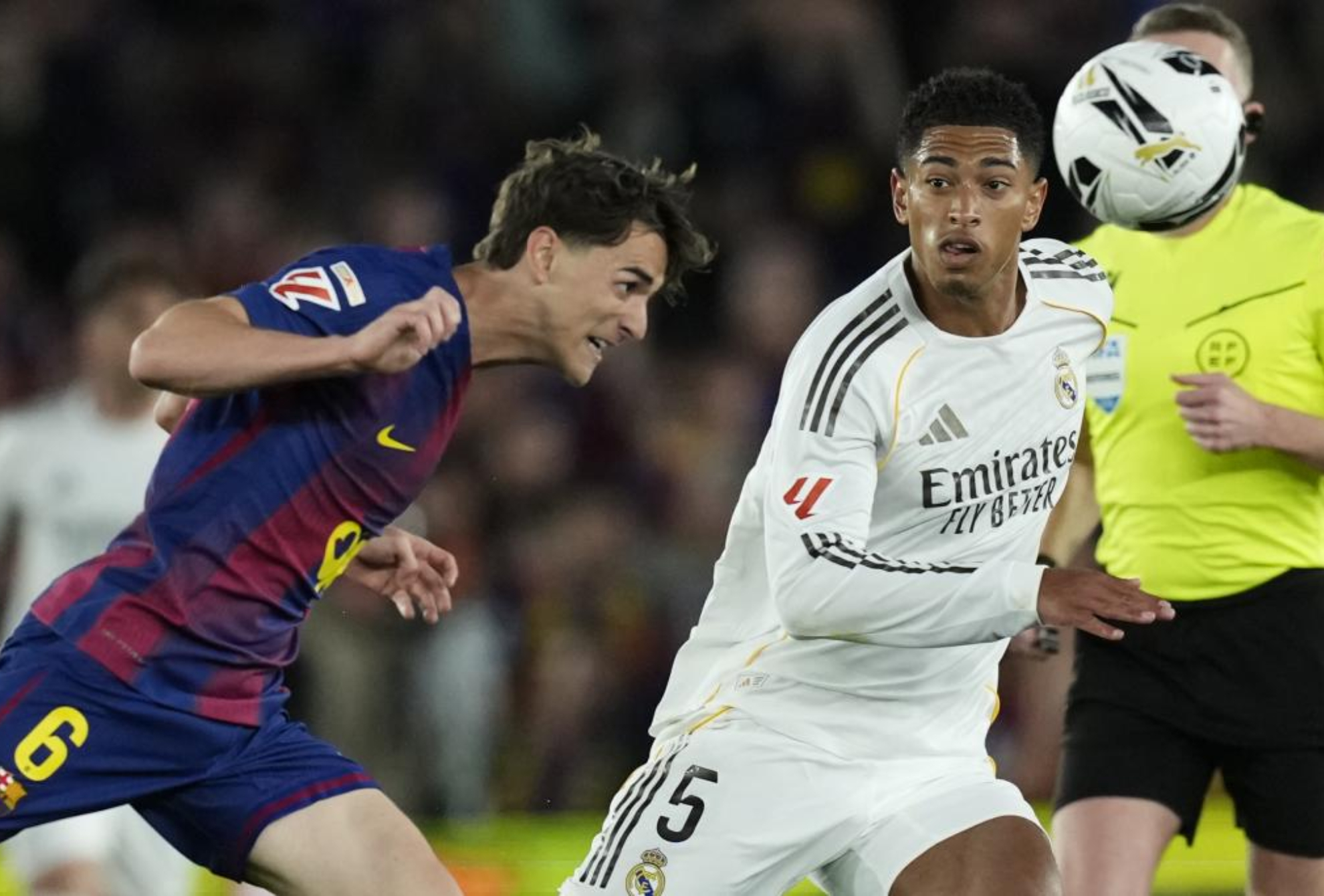 Gavi y Bellingham, durante un Clásico. EFE
