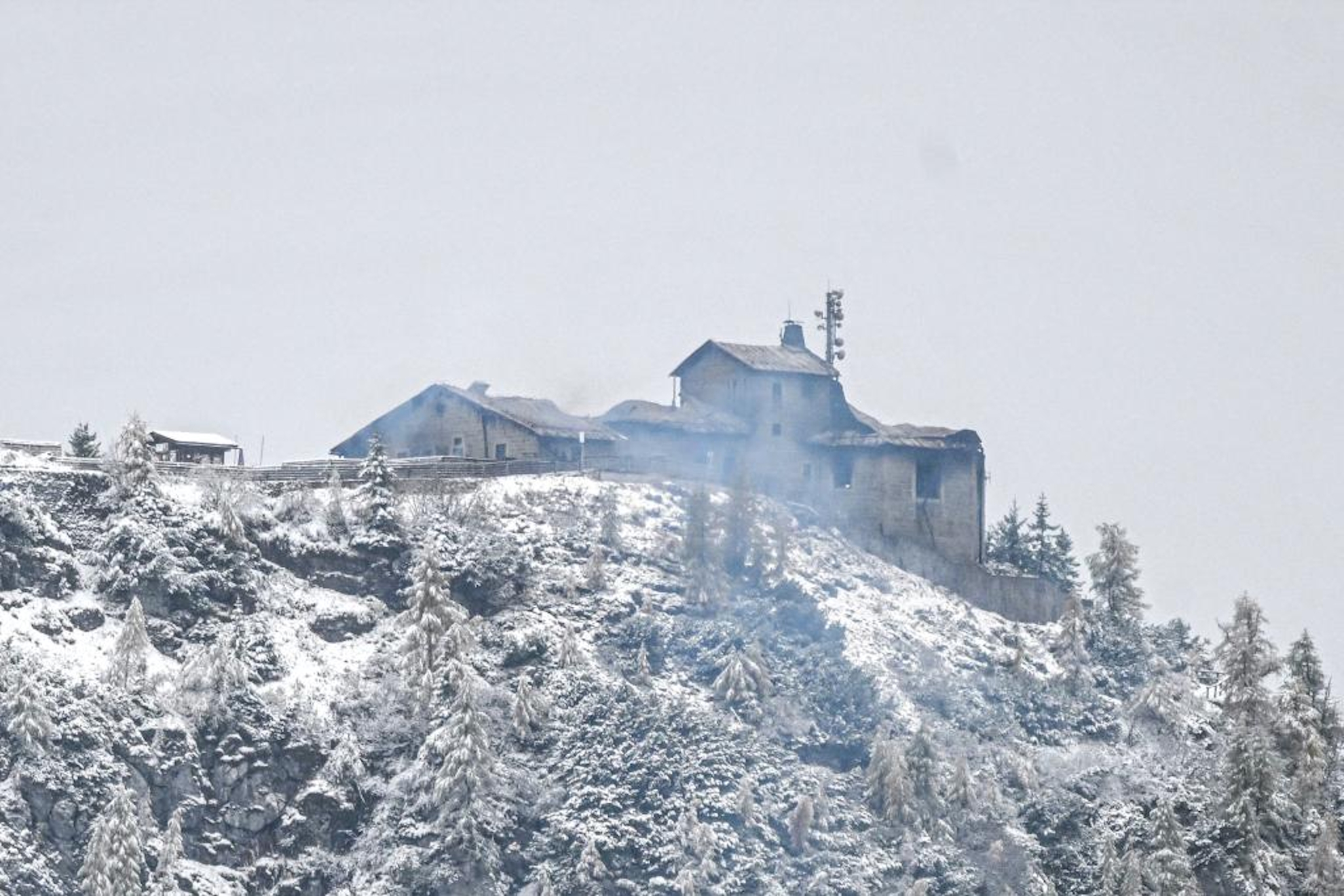 Incendio en el 'Nido del Águila'. AP
