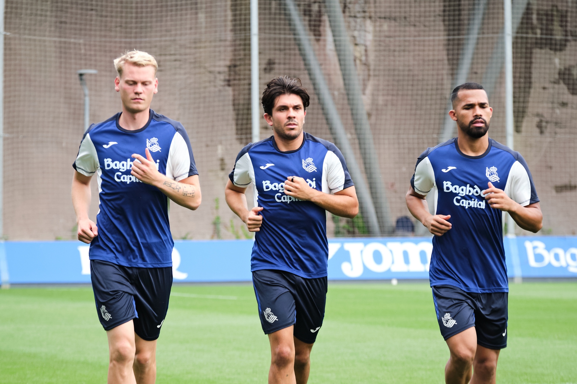 Aramburu y Yangel Herrera corren junto a Óskarsson, en un entrenamiento. REAL SOCIEDAD