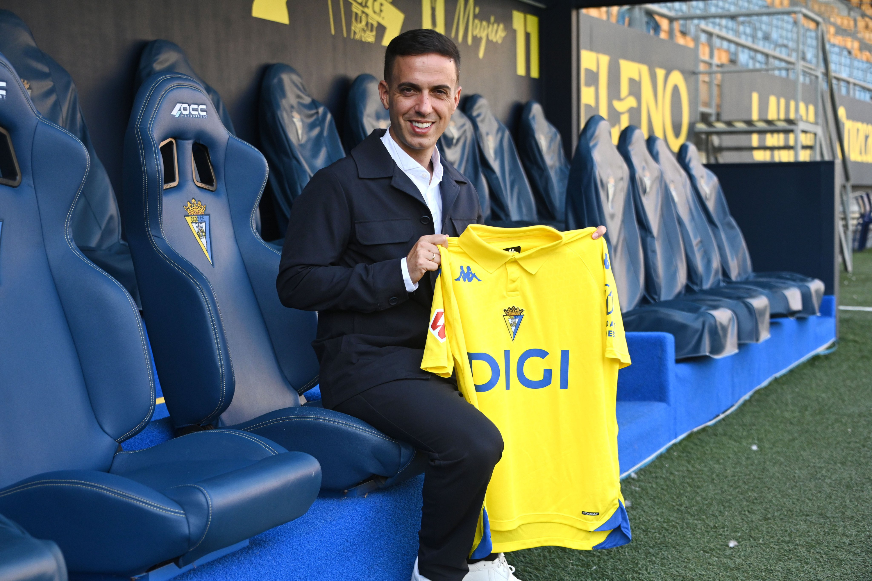 Borja Jiménez, en el banquillo de la Tacita de Plata durante su presentación CÁDIZ CF