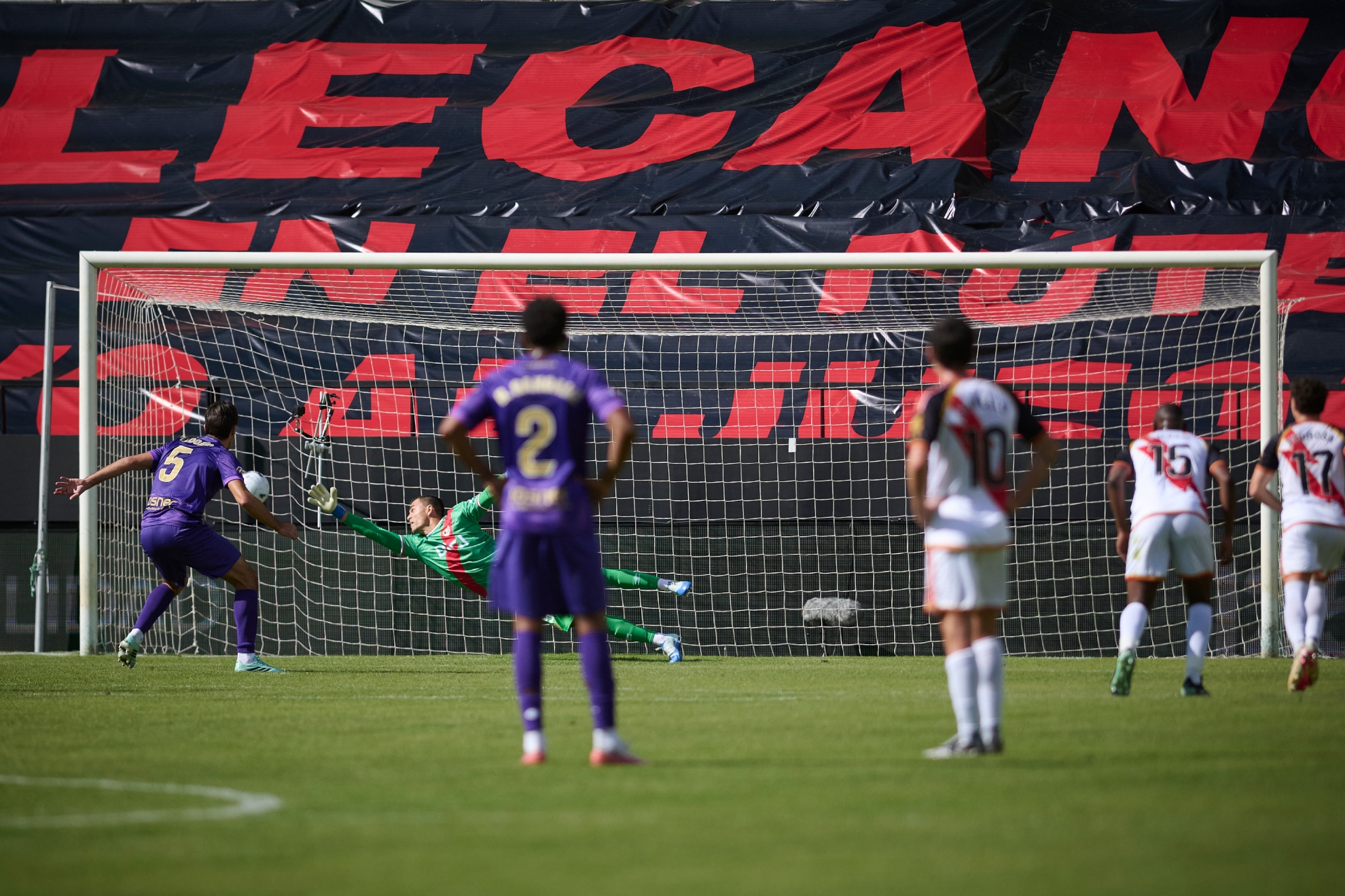 Redondo hace de penalti el 0-1 del Elche.
