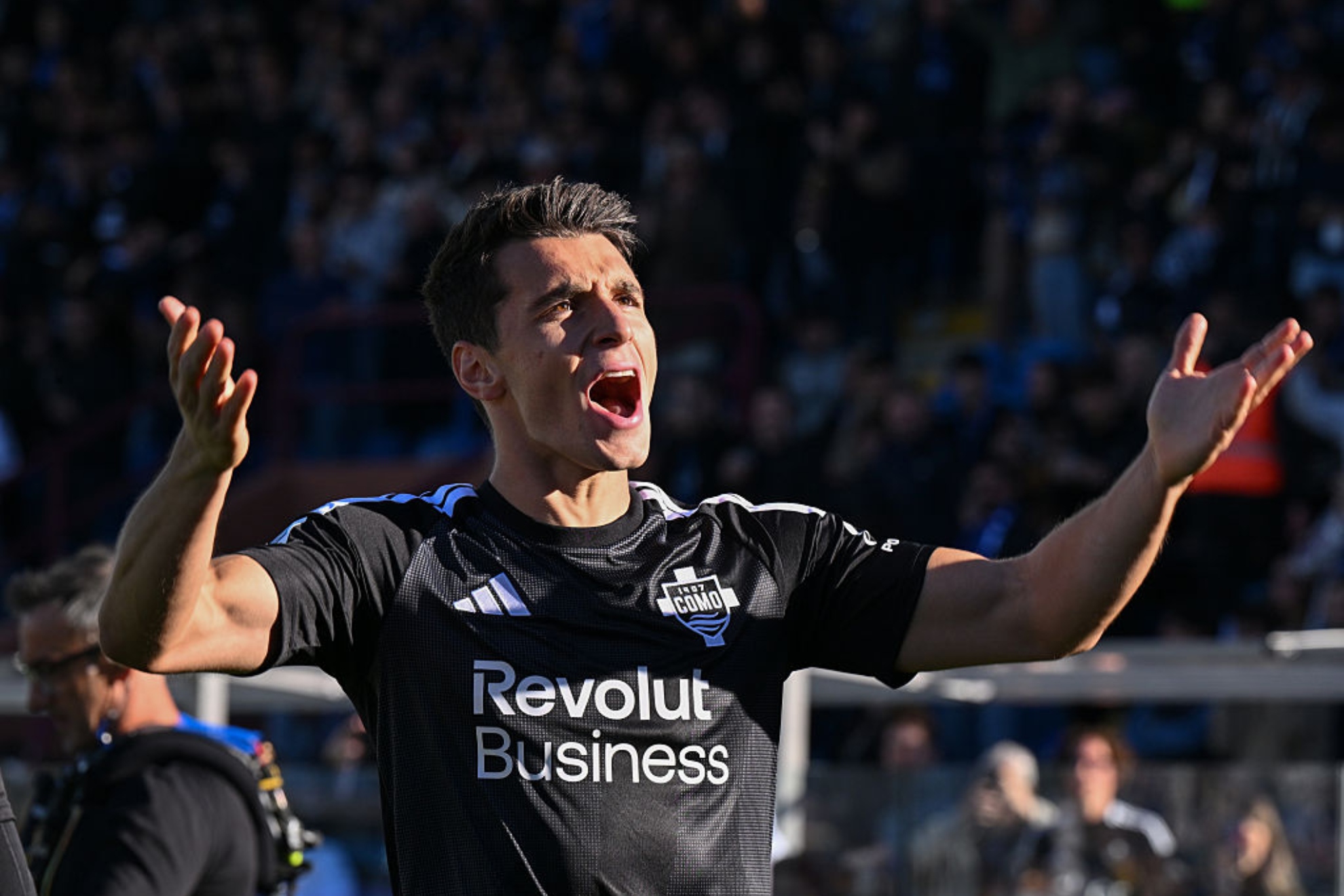 Douvika celebra uno de sus goles ante el Sassuolo. GETTY IMAGES.
