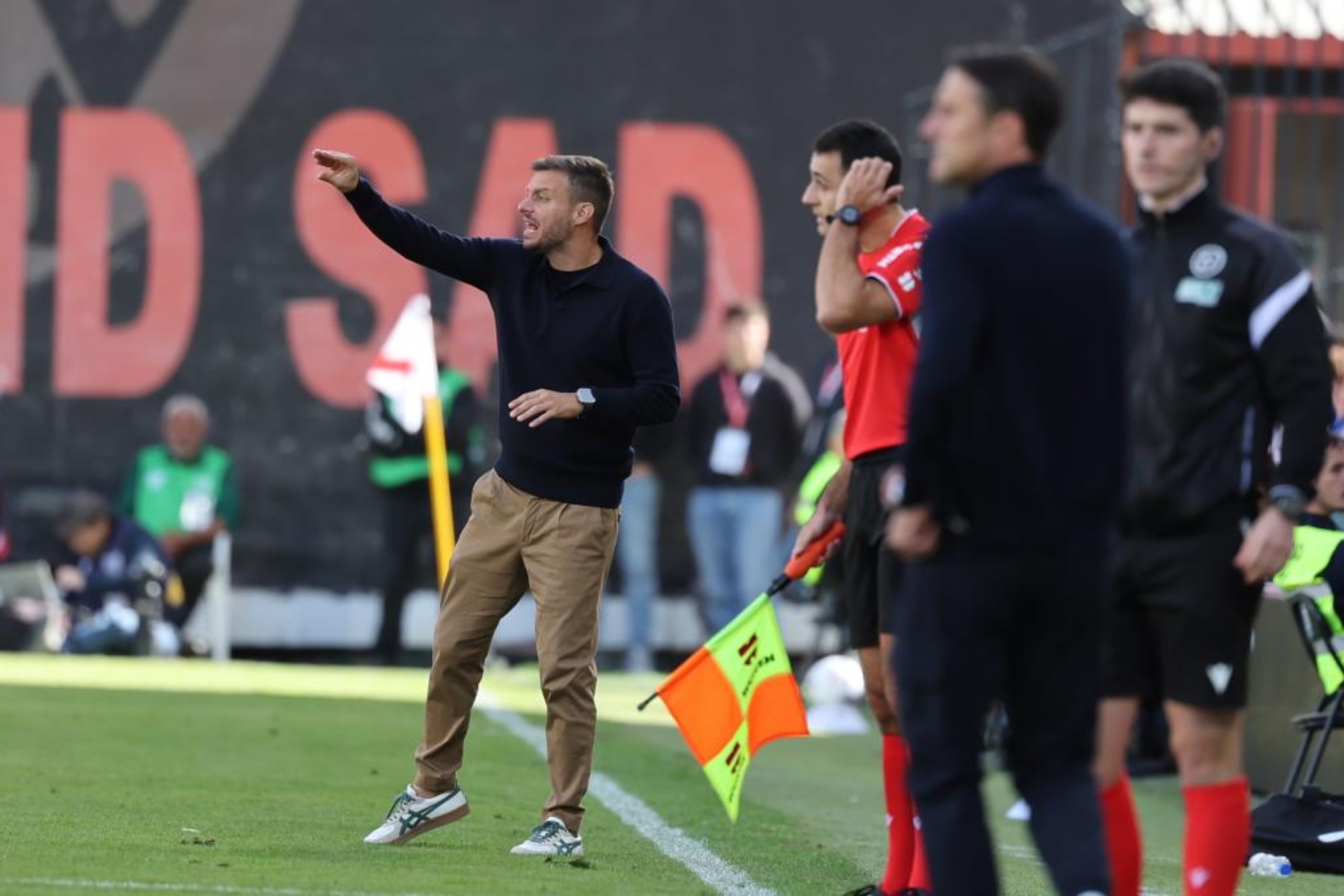 Anselmi da instrucciones en Vallecas. EFE
