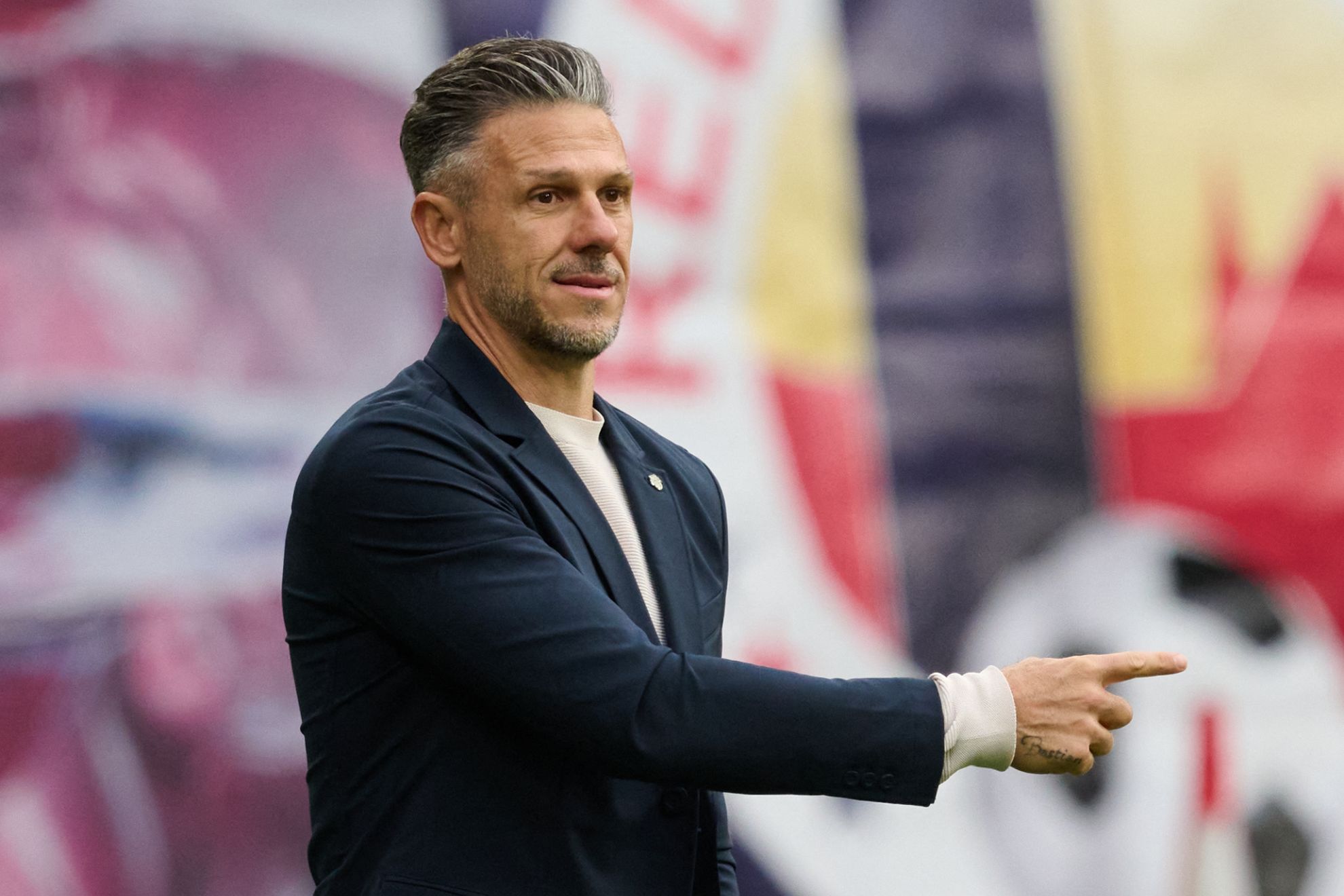 Martín Demichelis, repartiendo instrucciones ante el Elversberg