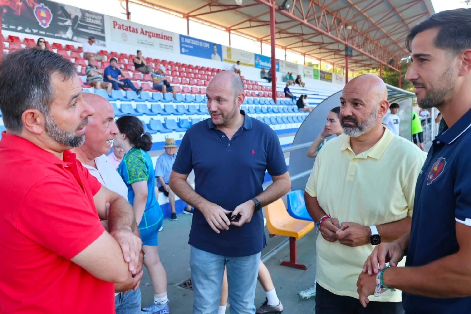 Villajos, en el centro de la imagen, en la presentación del equipo para la 2026-27.
