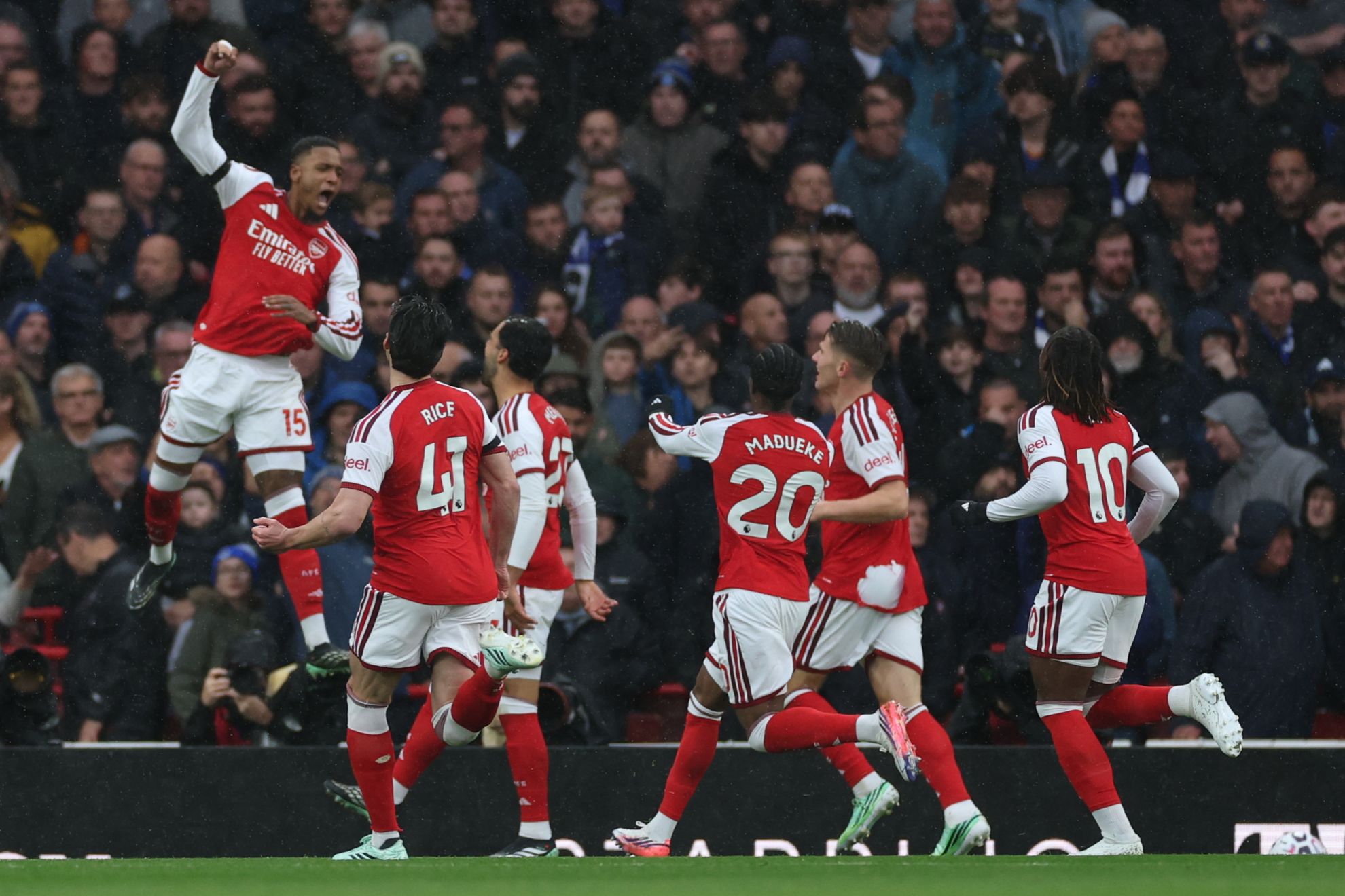 Konsa celebra el gol que abrió el marcador contra el Everton