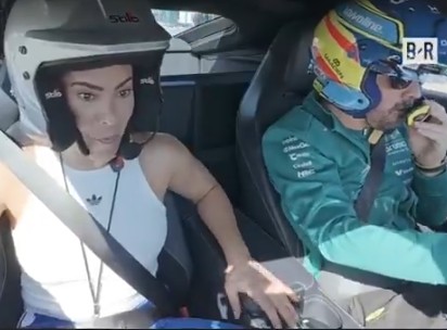 Alonso, dando una 'hot lap' con Kelsey Plum. BR