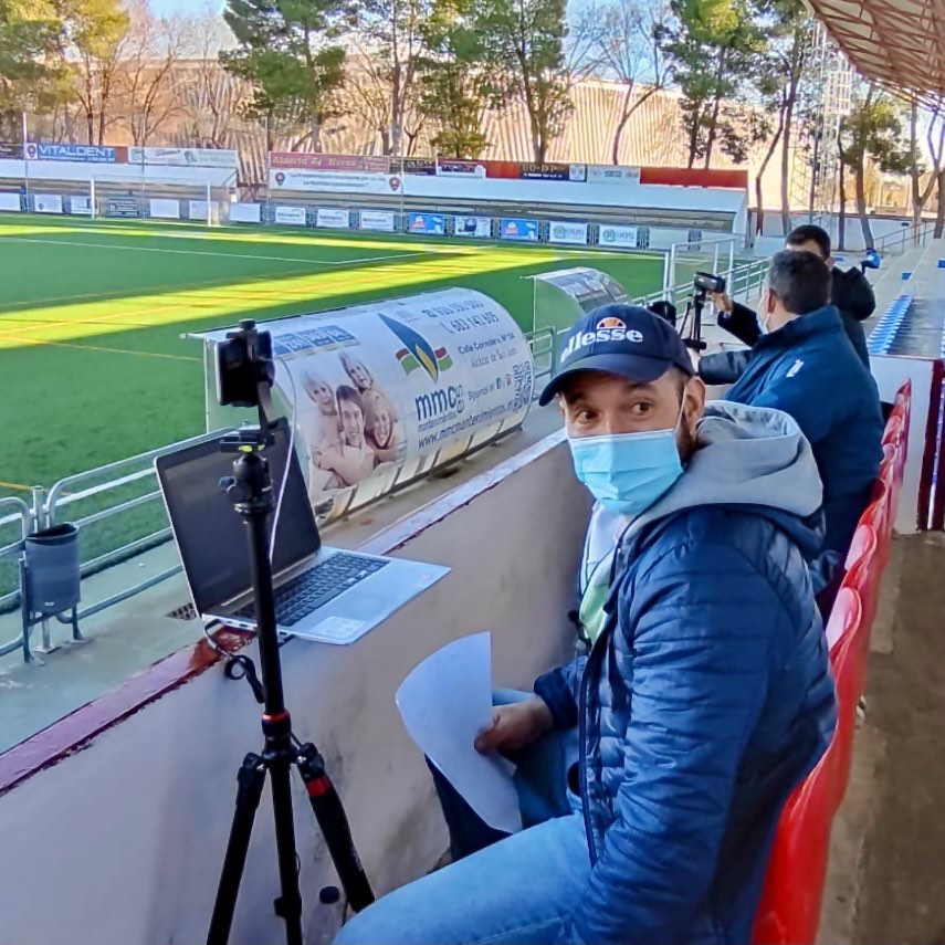 Villajos, en 2021, grabando un partido del Sporting desde el palco.