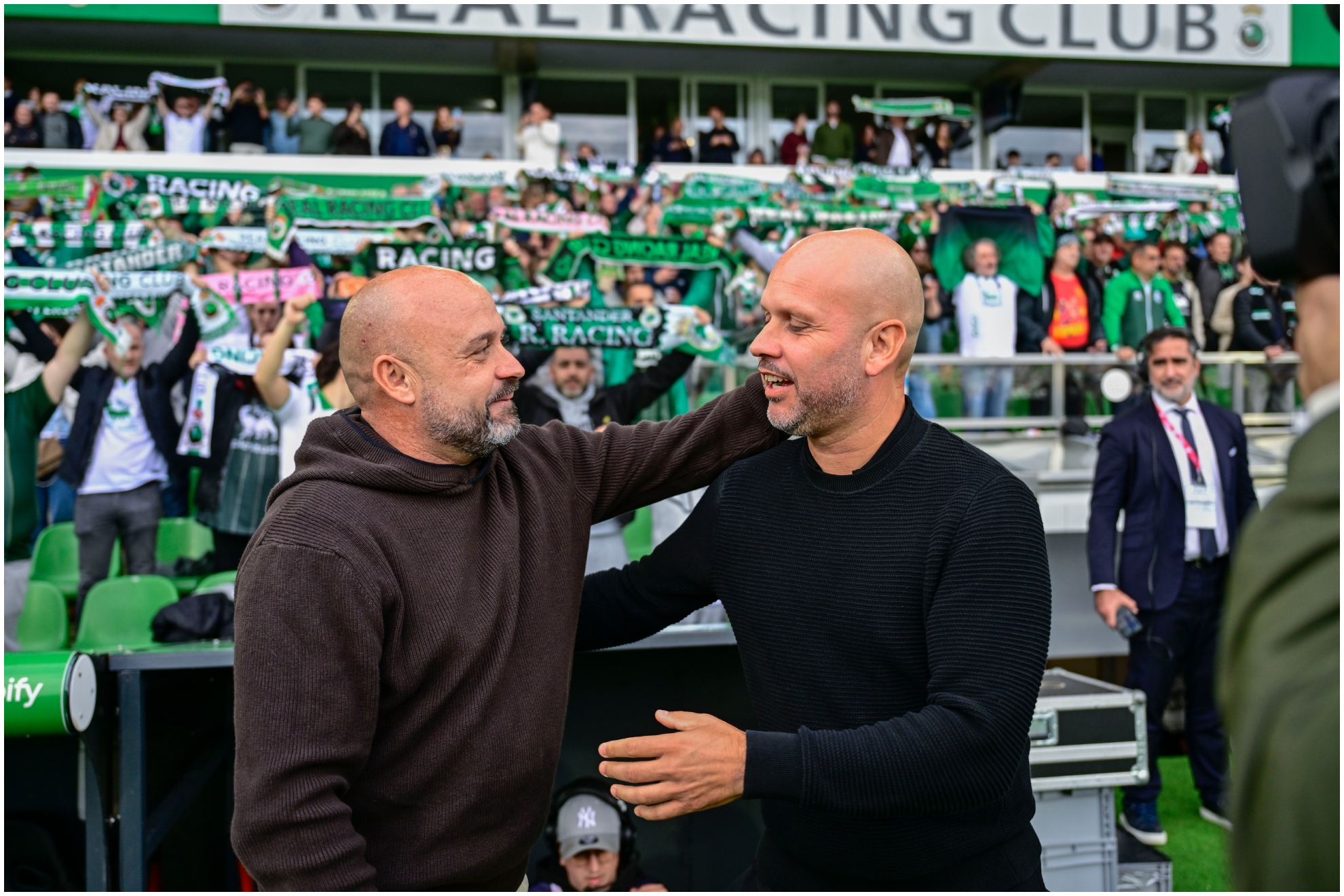 Manolo González saludando a José Alberto antes del partido en El Sardinero.