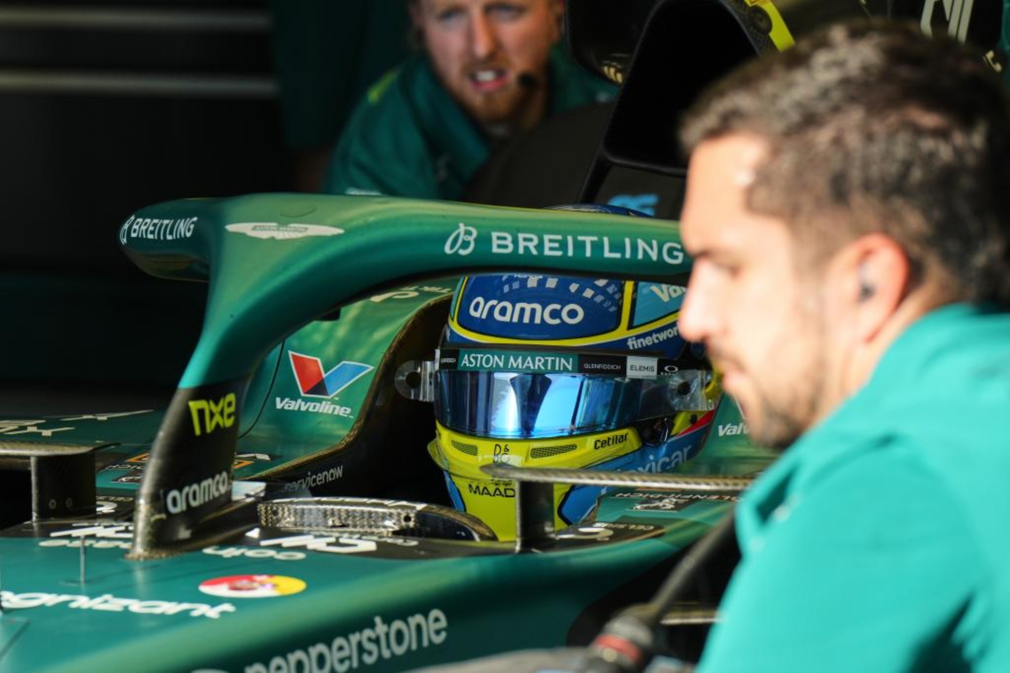 Alonso sale de boxes.
