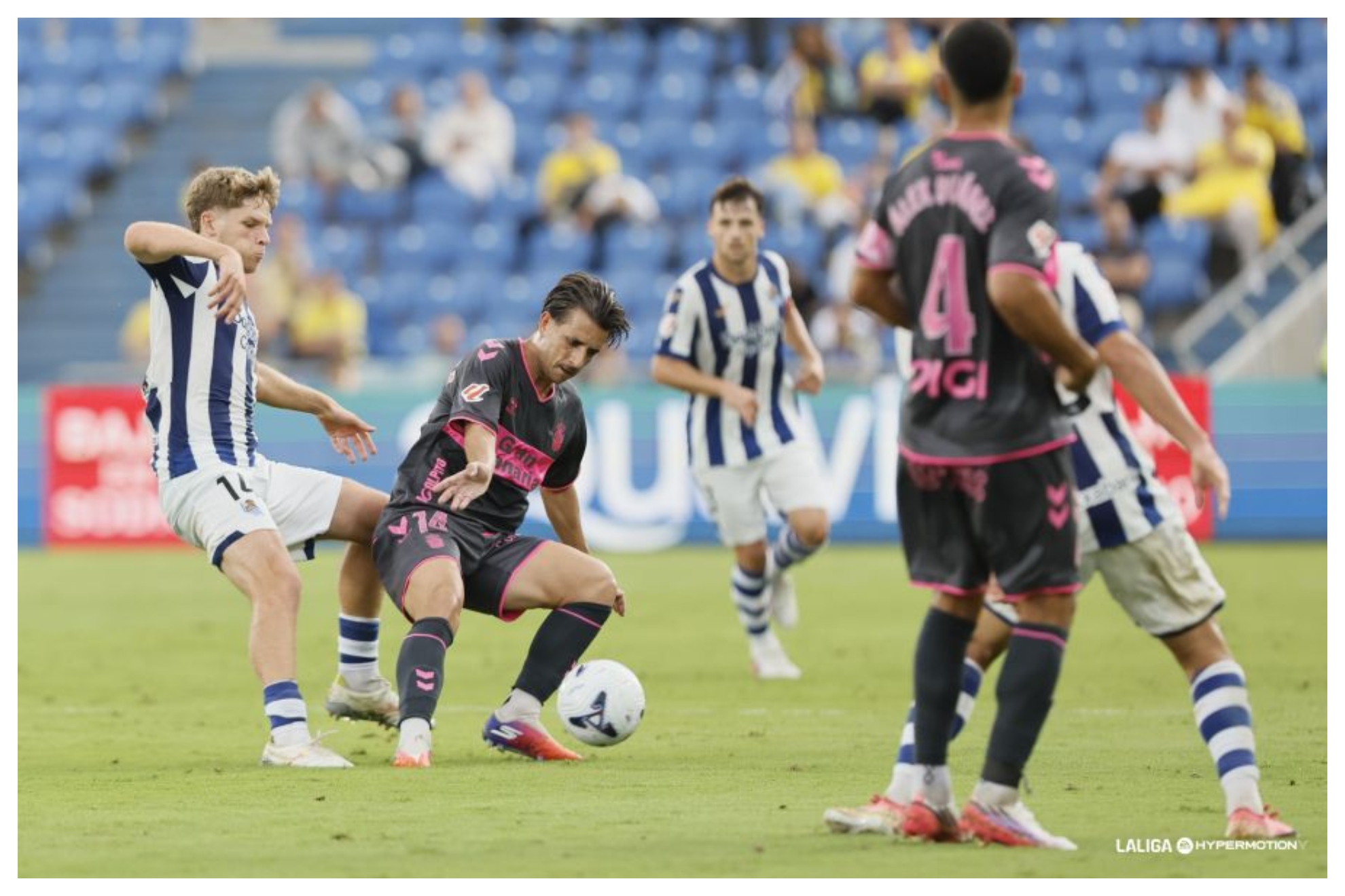 Manu Fuster, muy activo todo el partido, es presionado por Carbonell