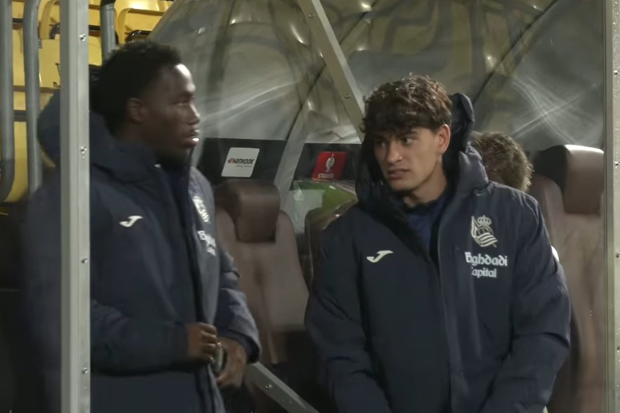 Álex Lebarbier y Álex Marchal, en el banquillo de Lillestrom con la Real. REAL SOCIEDAD
