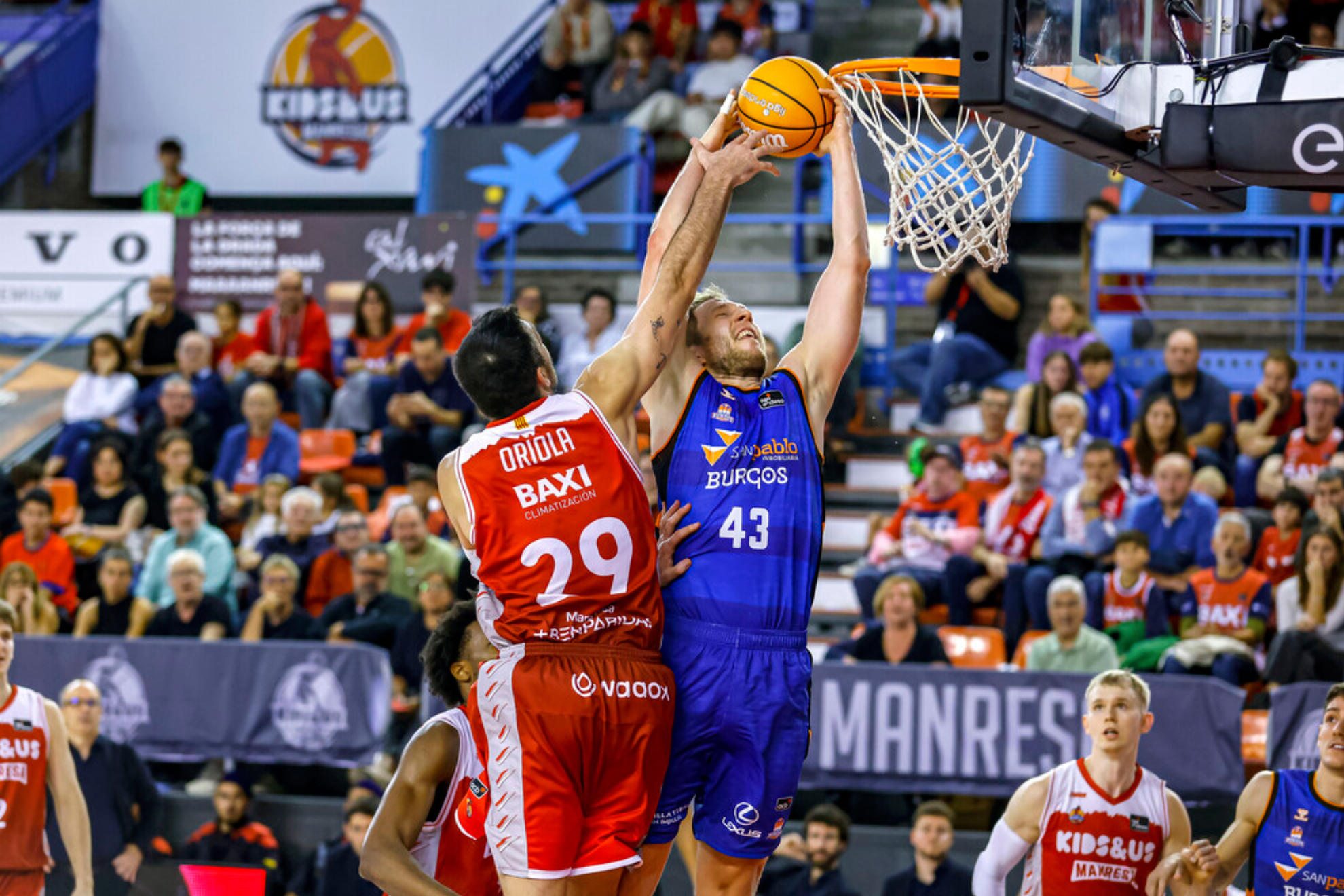 Poderoso rebote de Christian Sengfelder ante Pierre Oriola. Joaquim Alberch/ACB PHOTO.