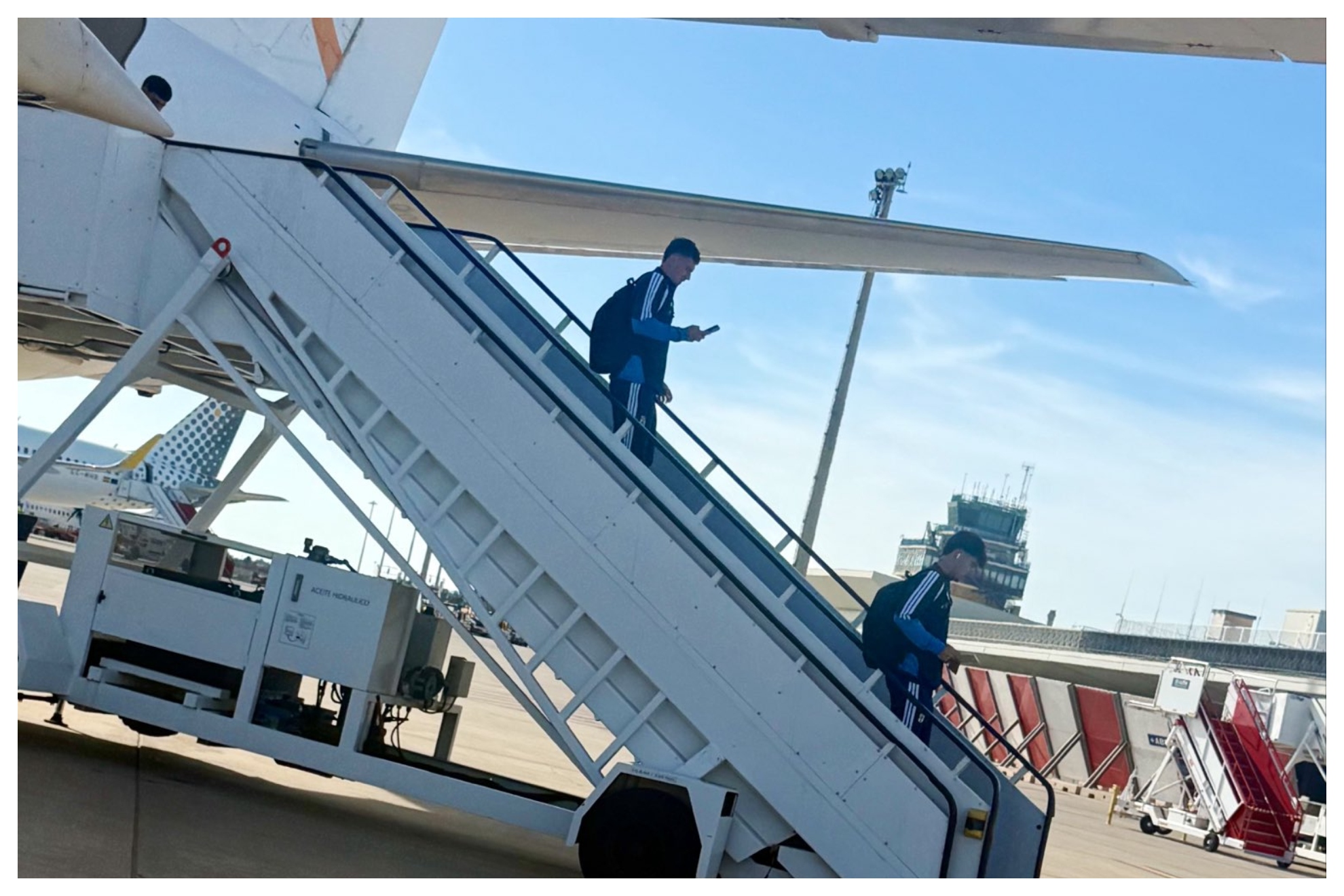 La expedición del Oviedo a su llegada al aeropuerto de Almería REAL OVIEDO