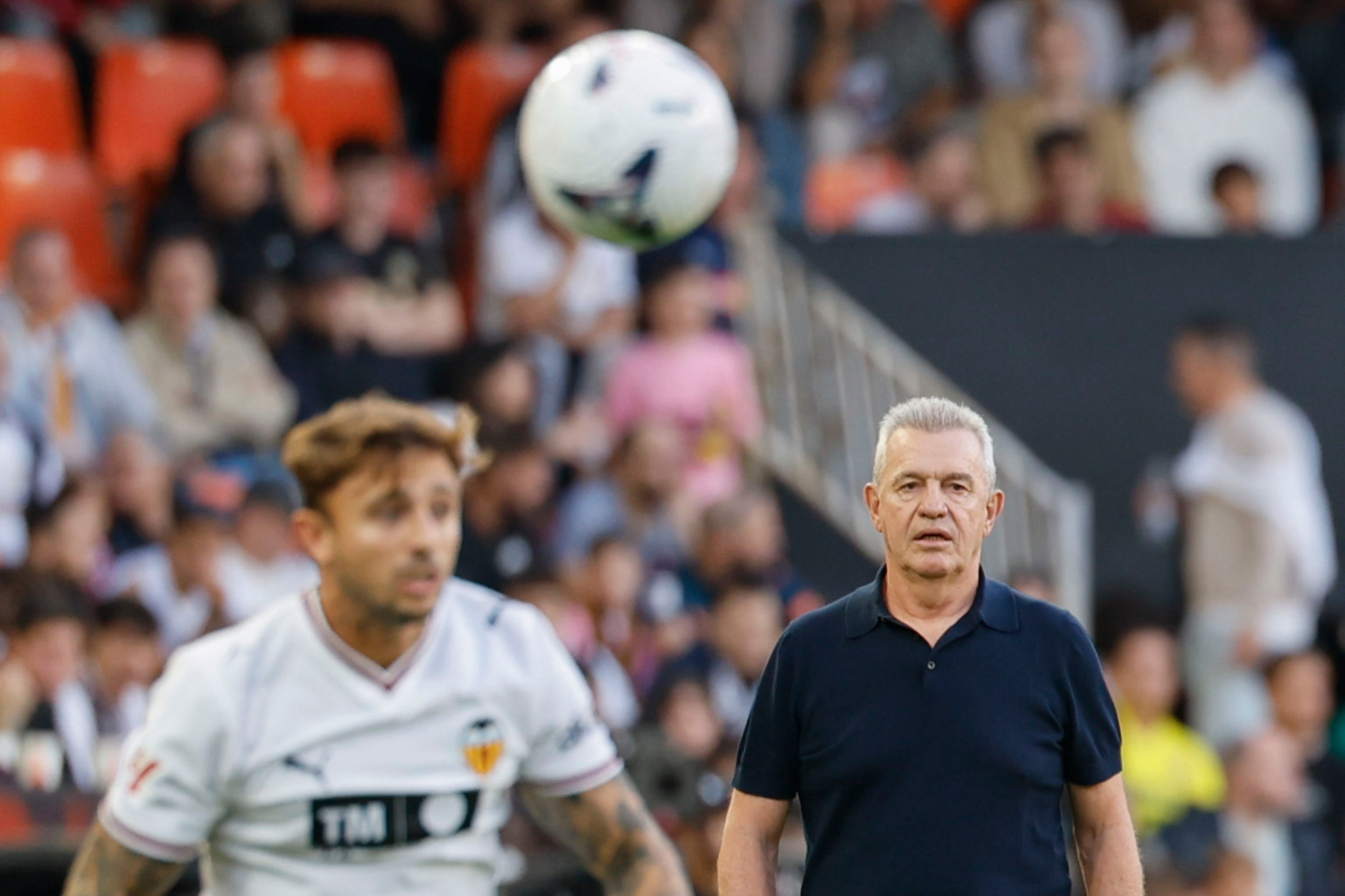 Javier Aguirre en segundo plano durante el partido contra el Villarreal. EFE