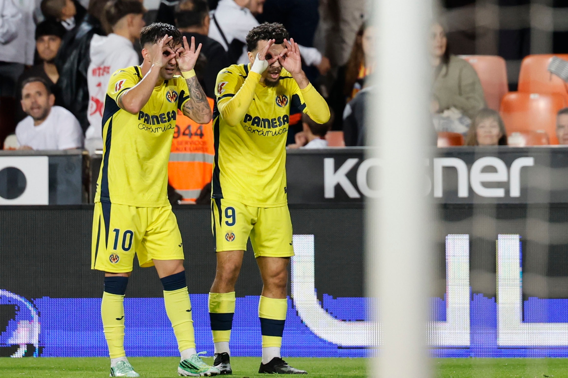 Georges Mikautadze y Alberto Moleiro, celebran el segundo gol del Villarreal. EFE