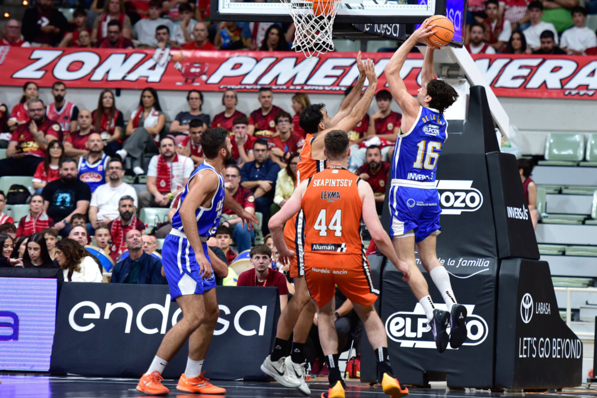 Rubén López trata de anotar. ACB PHOTO.