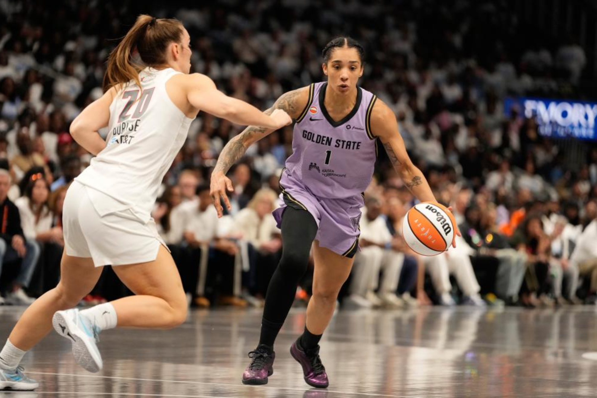 Gabby Williams trata de superar con el bote a Isobel Borlase. LAPRESSE.