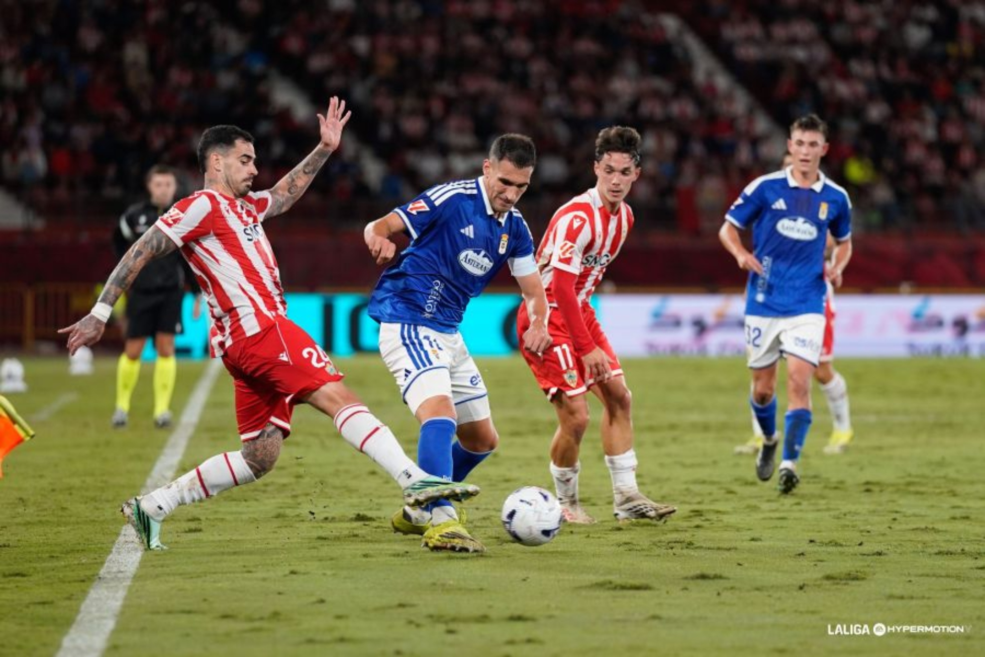 Los goleadores Miguel de la Fuente y Arribas cercan al zaguero asturiano Dani Calvo.