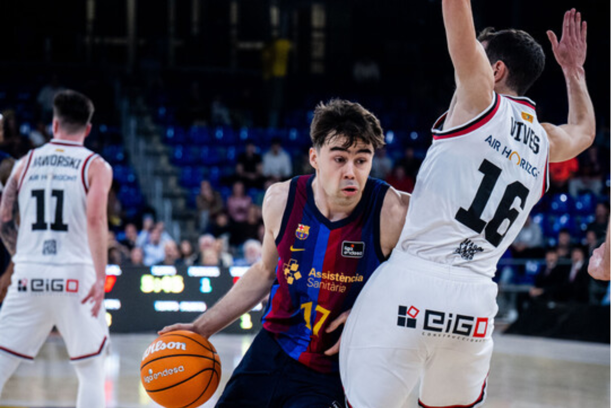 Nuñez bota el balón tratando de eludir a Vives. VICTOR SALGADO/ACB PHOTO.