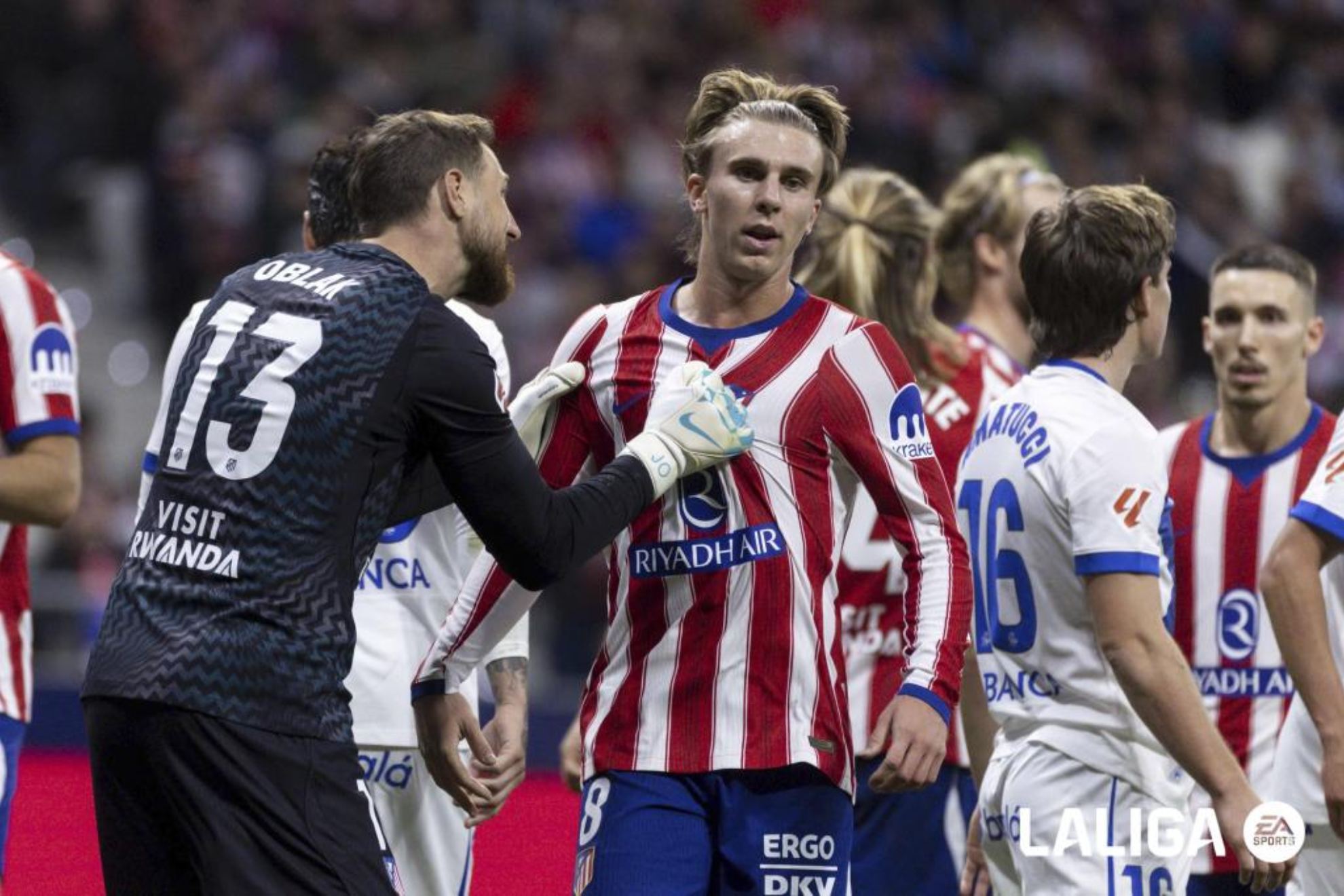 Oblak, con Barrios.