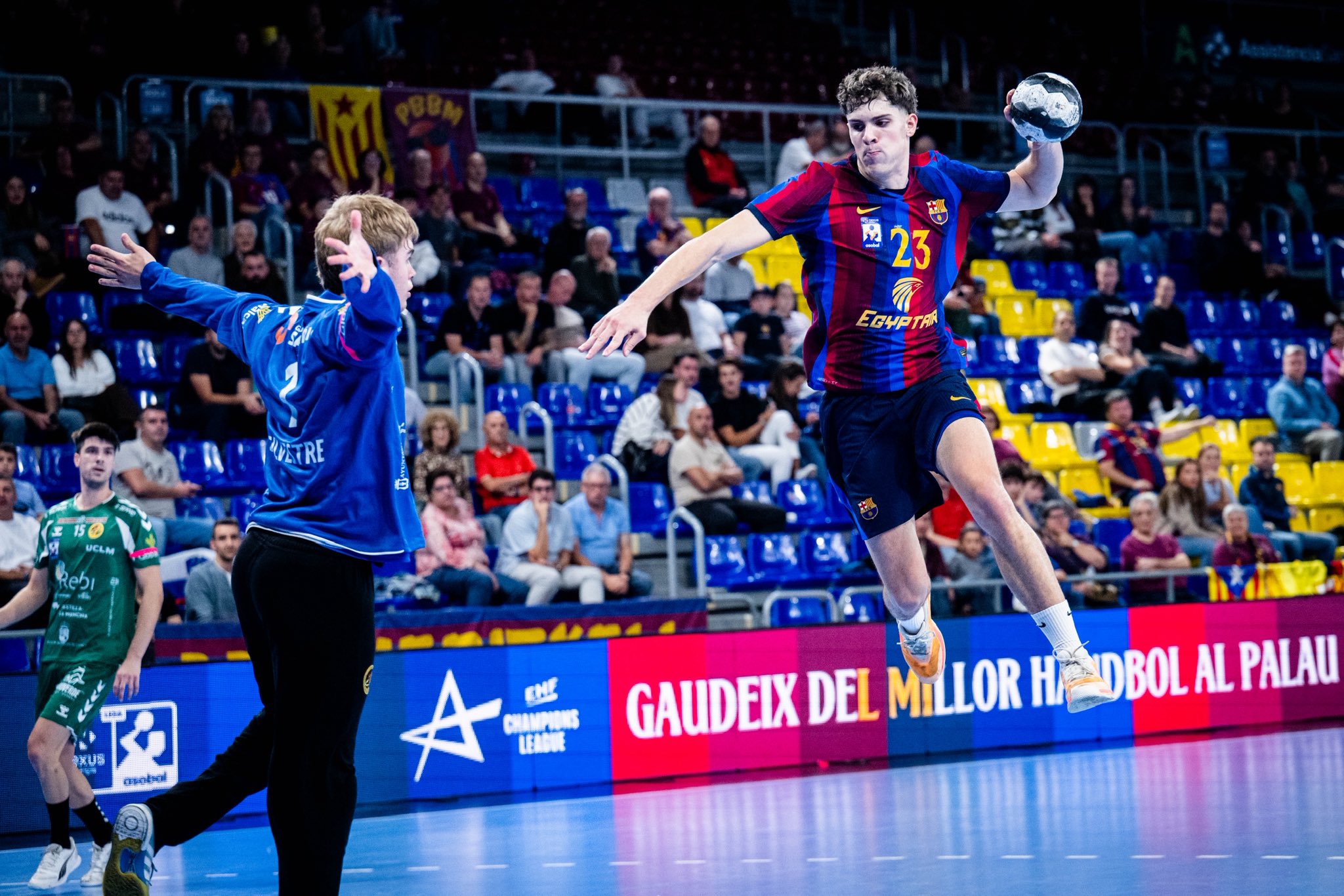 El extremo derecho del Barça, Adrián Sola, lanza ante el Cuenca. FCB Handbol