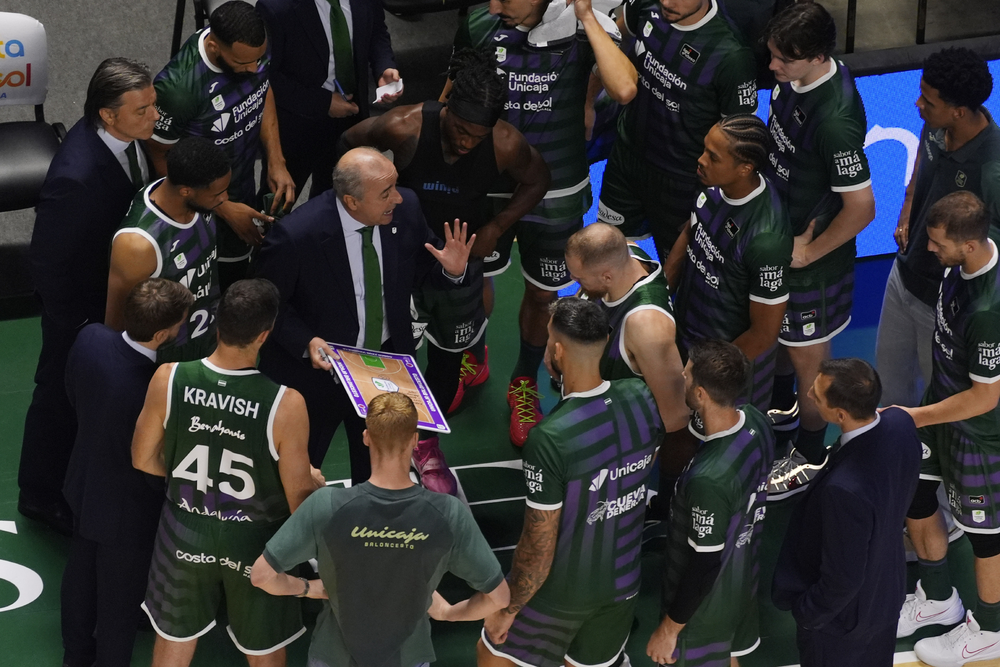 Vidorreta habla con sus jugadores en un partido. ACB PHOTO.