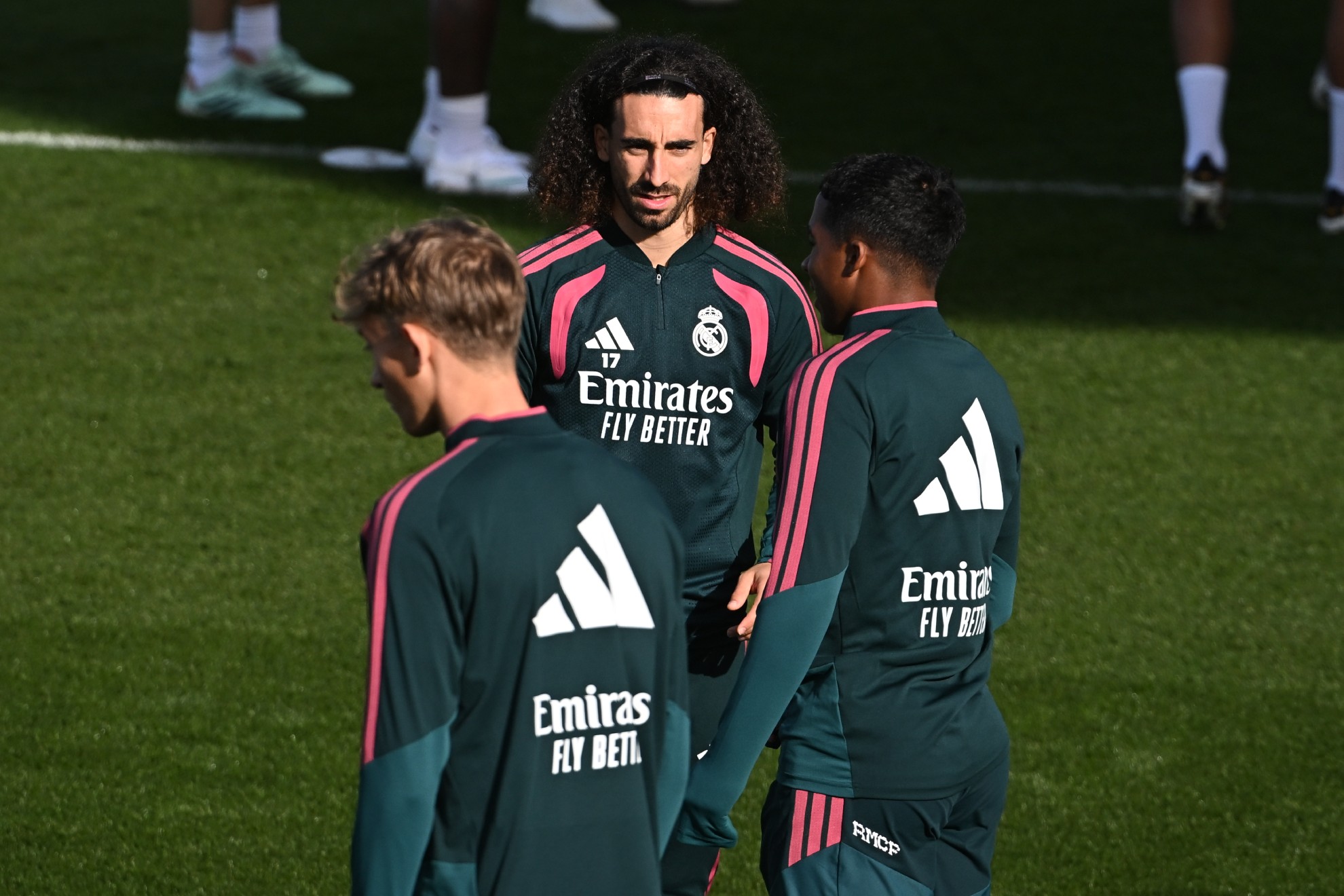 MADRID, 24/10/2026.- El jugador del Real Madrid, Marc Cucurella (c) durante el entrenamiento llevado a cabo este sábado en la Ciudad Deportiva del VAldebebas, para preparar el partido que mañana disputarán frente al Barcelona correspondiente a la jornada 10 de LaLiga EA Sports. EFE/ Fernando Villar