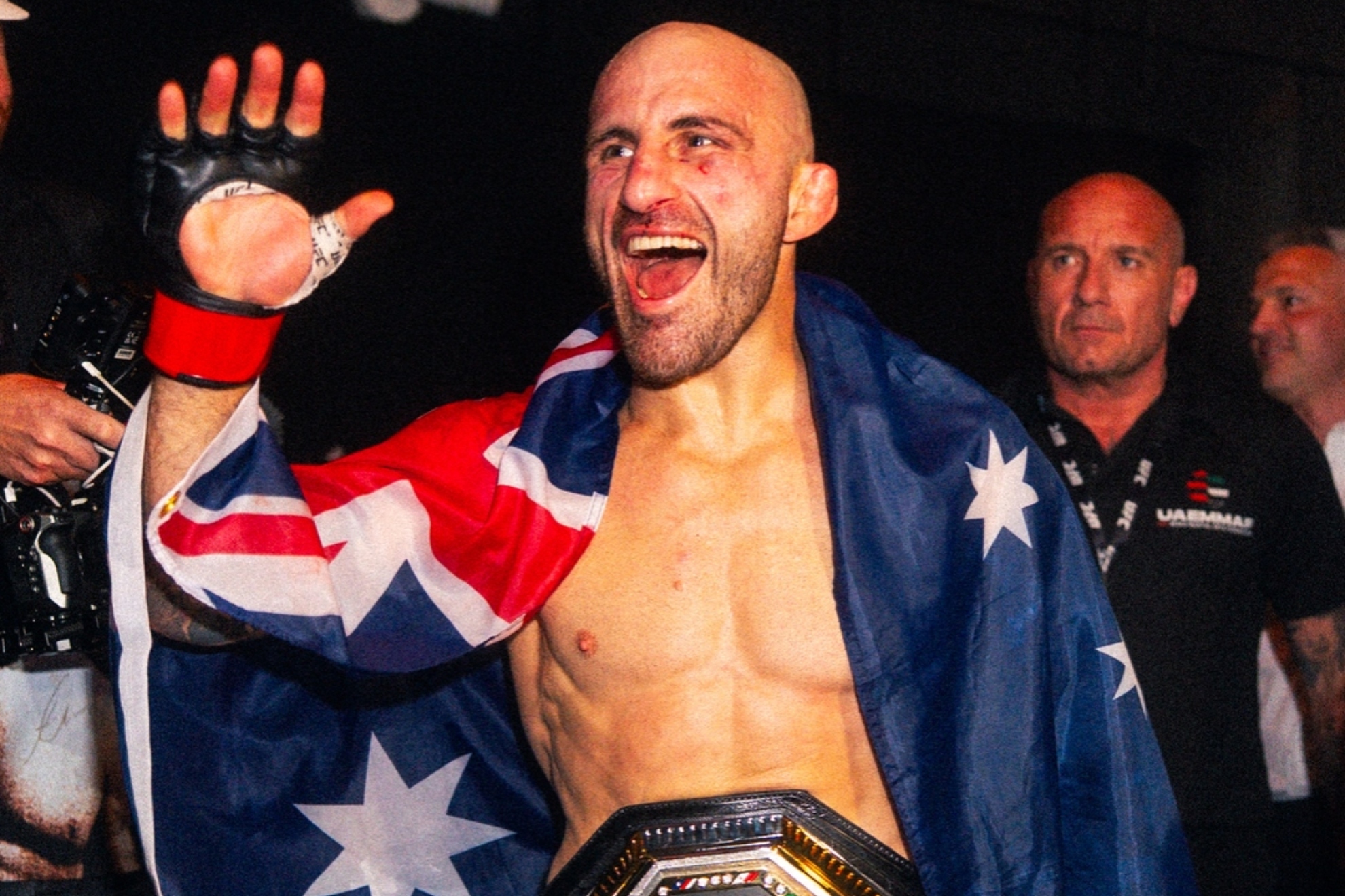 Volkanovski celebra su triunfo sobre Evloev. UFC.