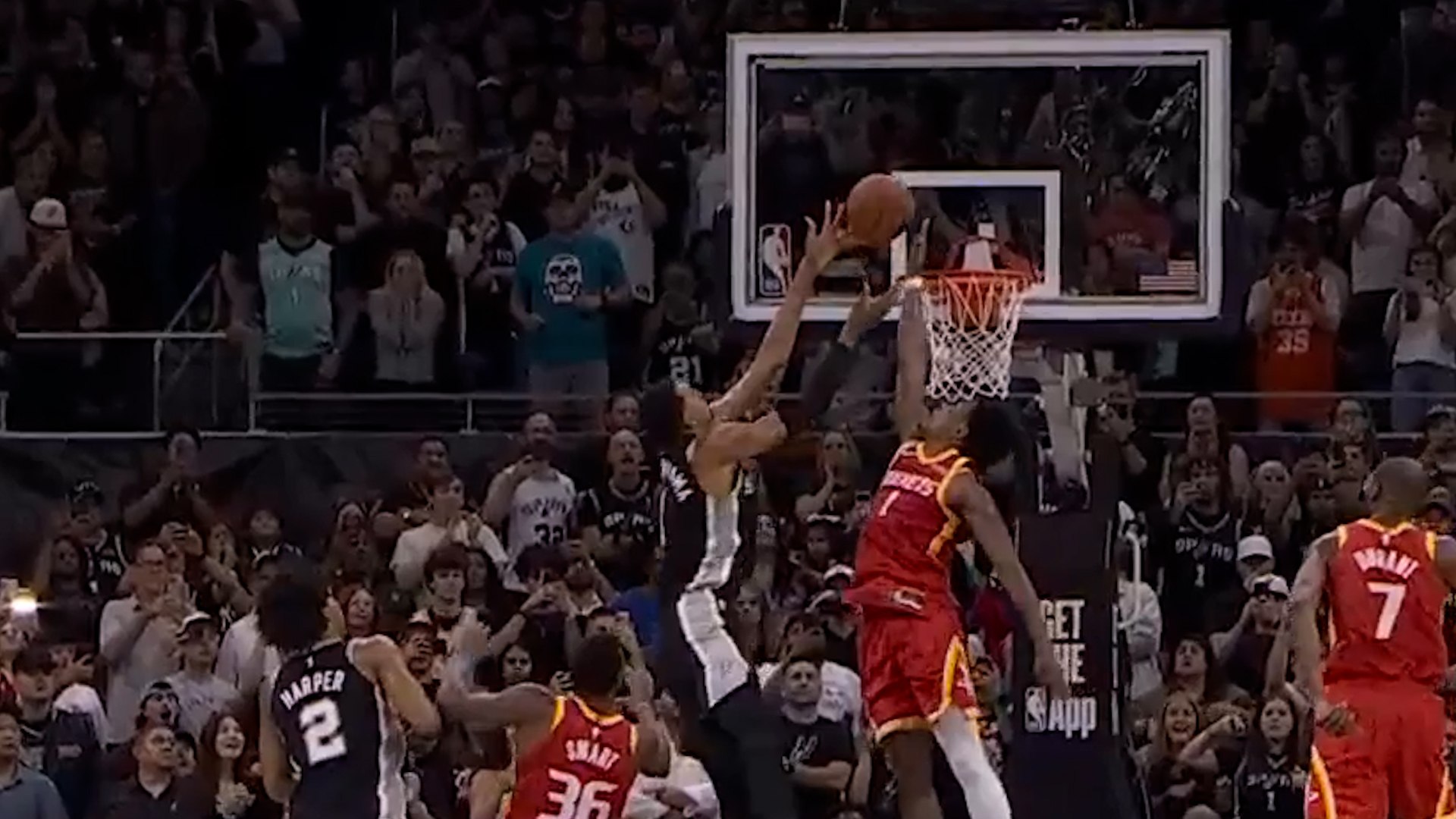 Thompson le cierra la puerta a Wembanyama para ganar le partido