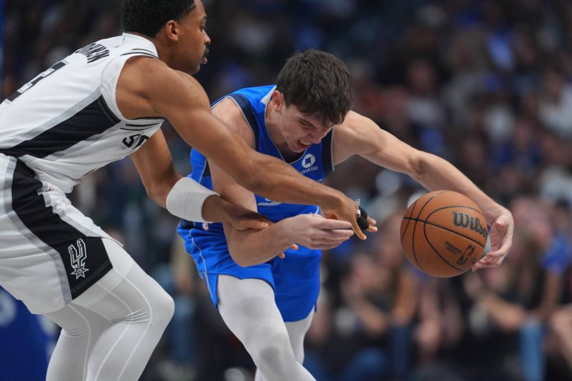 Sergio de Larrea intenta superar la defensa de Keldon Johnson.
