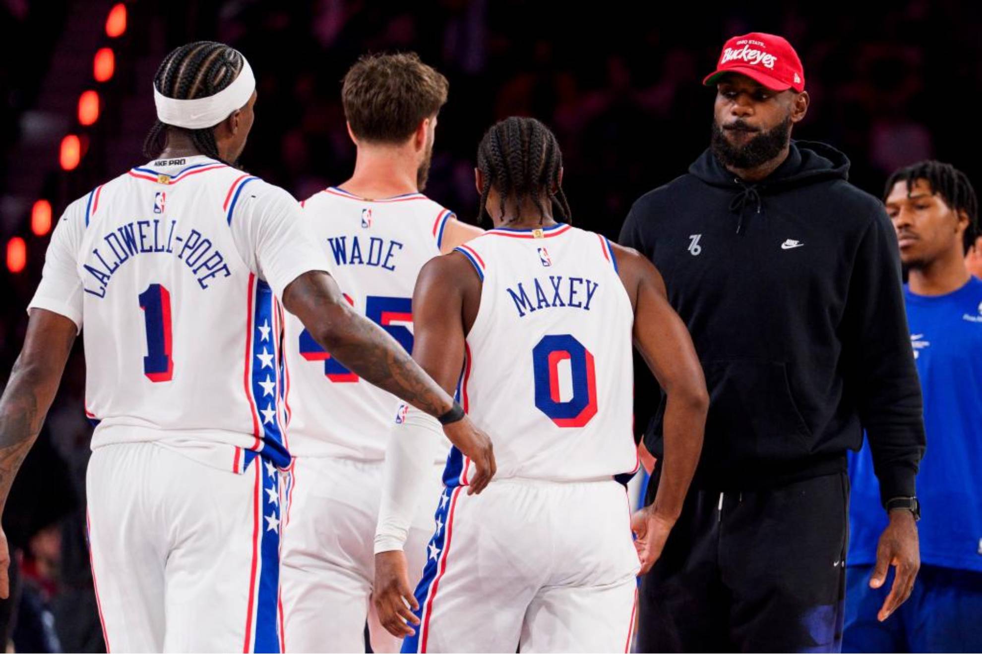 LeBron James saluda a sus compañeros cuando se dirigen a un tiempo muerto.
