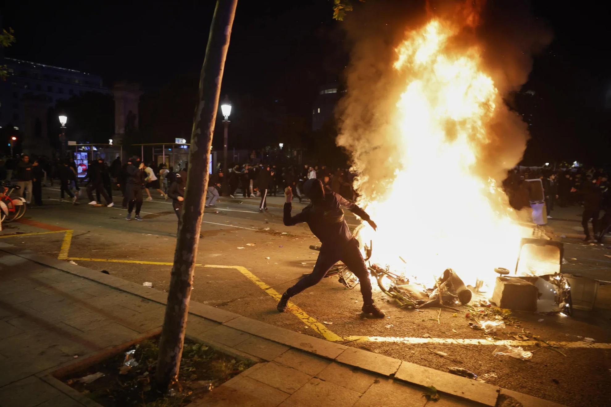 Caos en el centro de Barcelona: saqueos, incendios, cargas policiales y al menos un centenar de detenidos. EFE