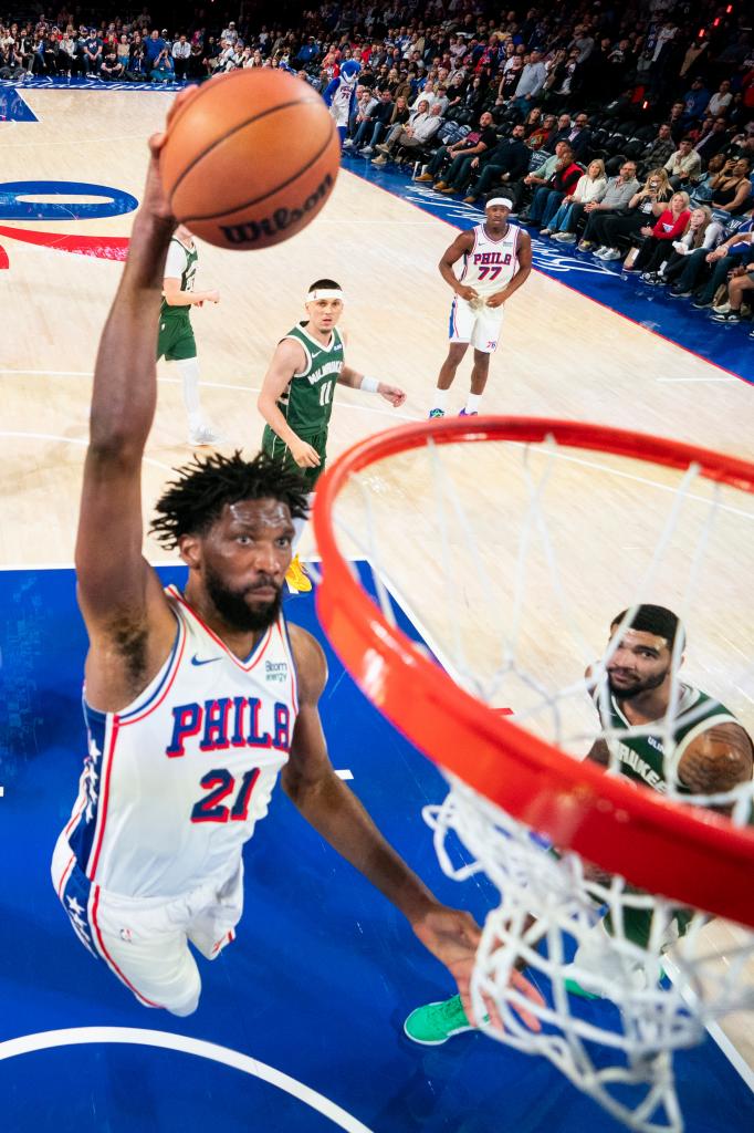 Joel Embiid se dispone a hacer un mate. LAPRESSE