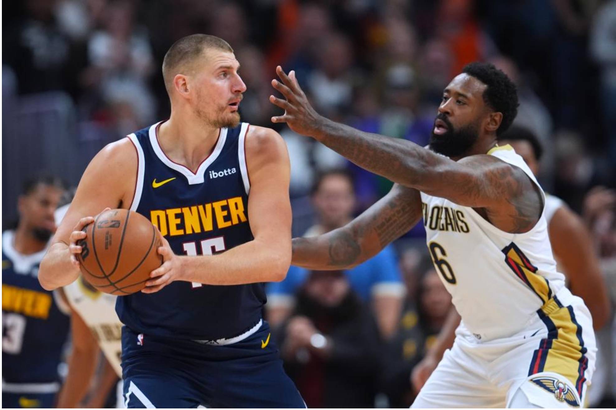 Nikola Jokic, defendido por DeAndre Jordan.