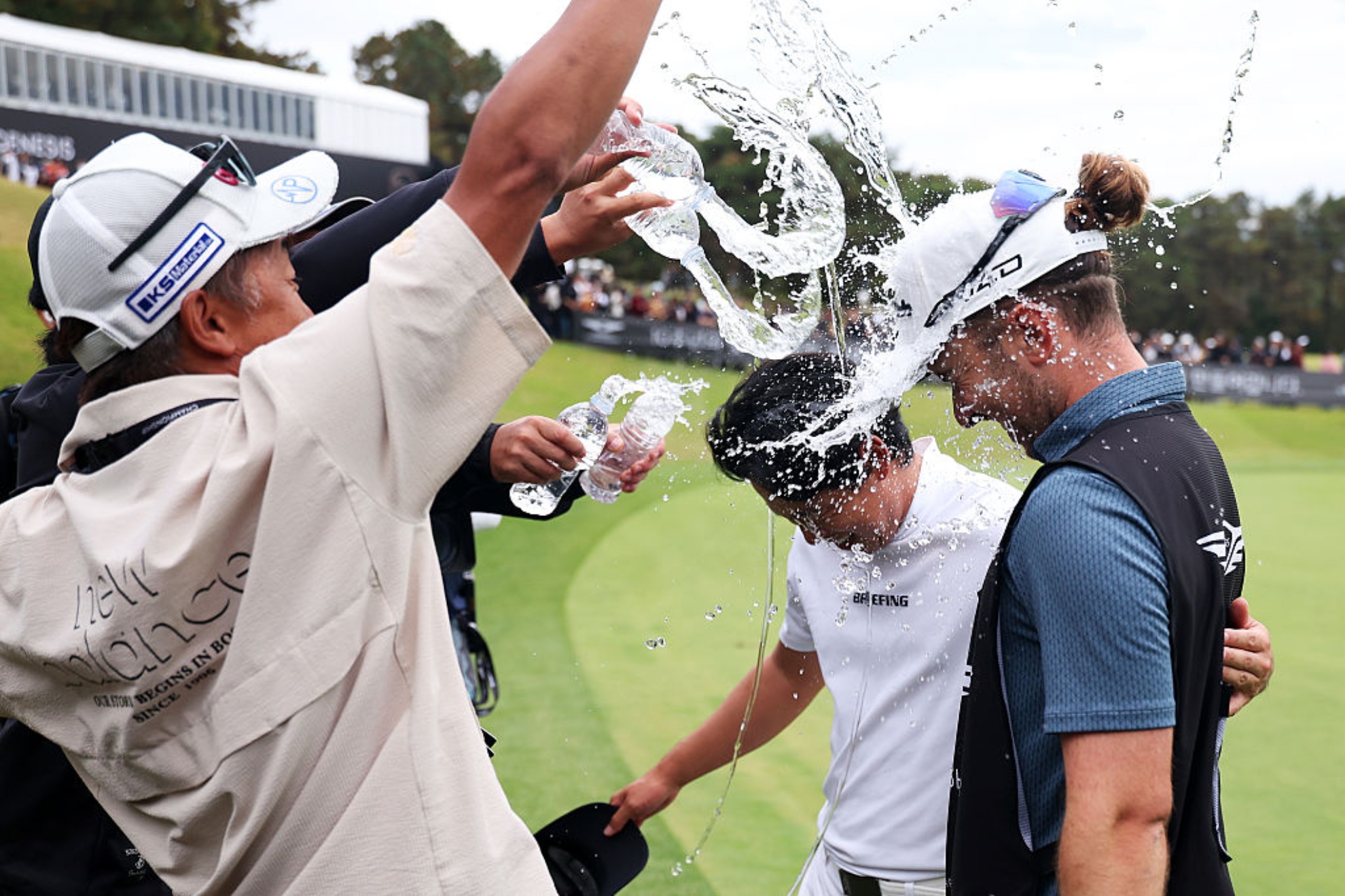 Yuto Katsuragawa y su caddie, el español Eric Sukhart, son bañados en champán tras la victoria. GETTY IMAGES