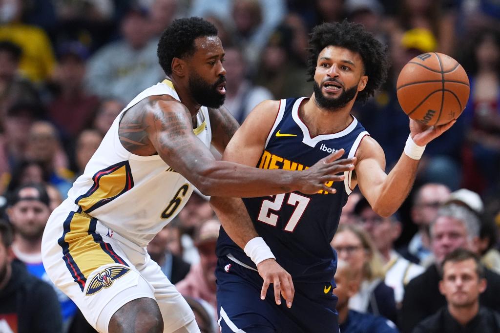 Jamal Murray busca un pase ante la defensa de DeAndre Jordan. LAPRESSE
