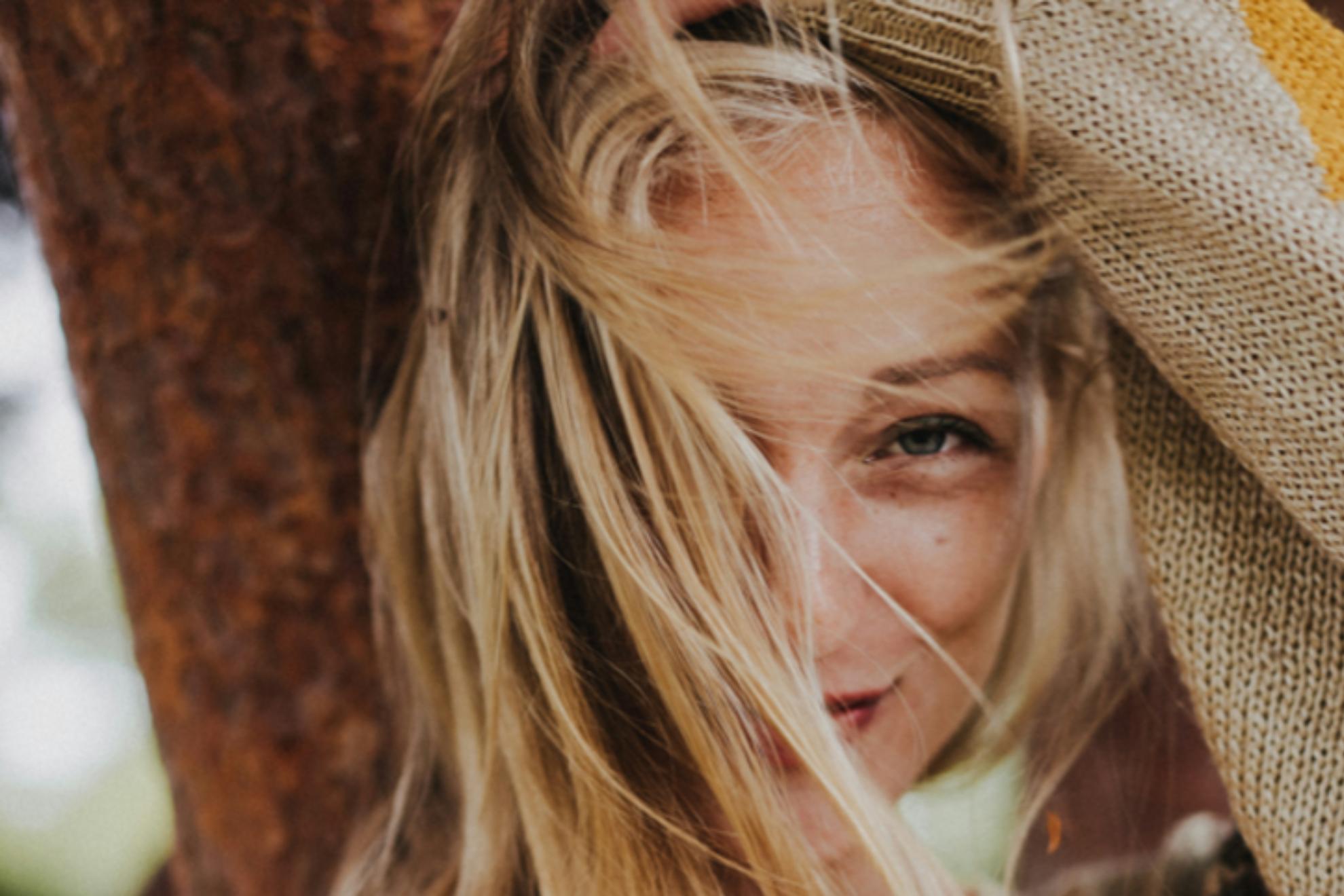 Consejos para recuperar la hidratación, el volumen y el brillo del cabello durante la menopausia.
