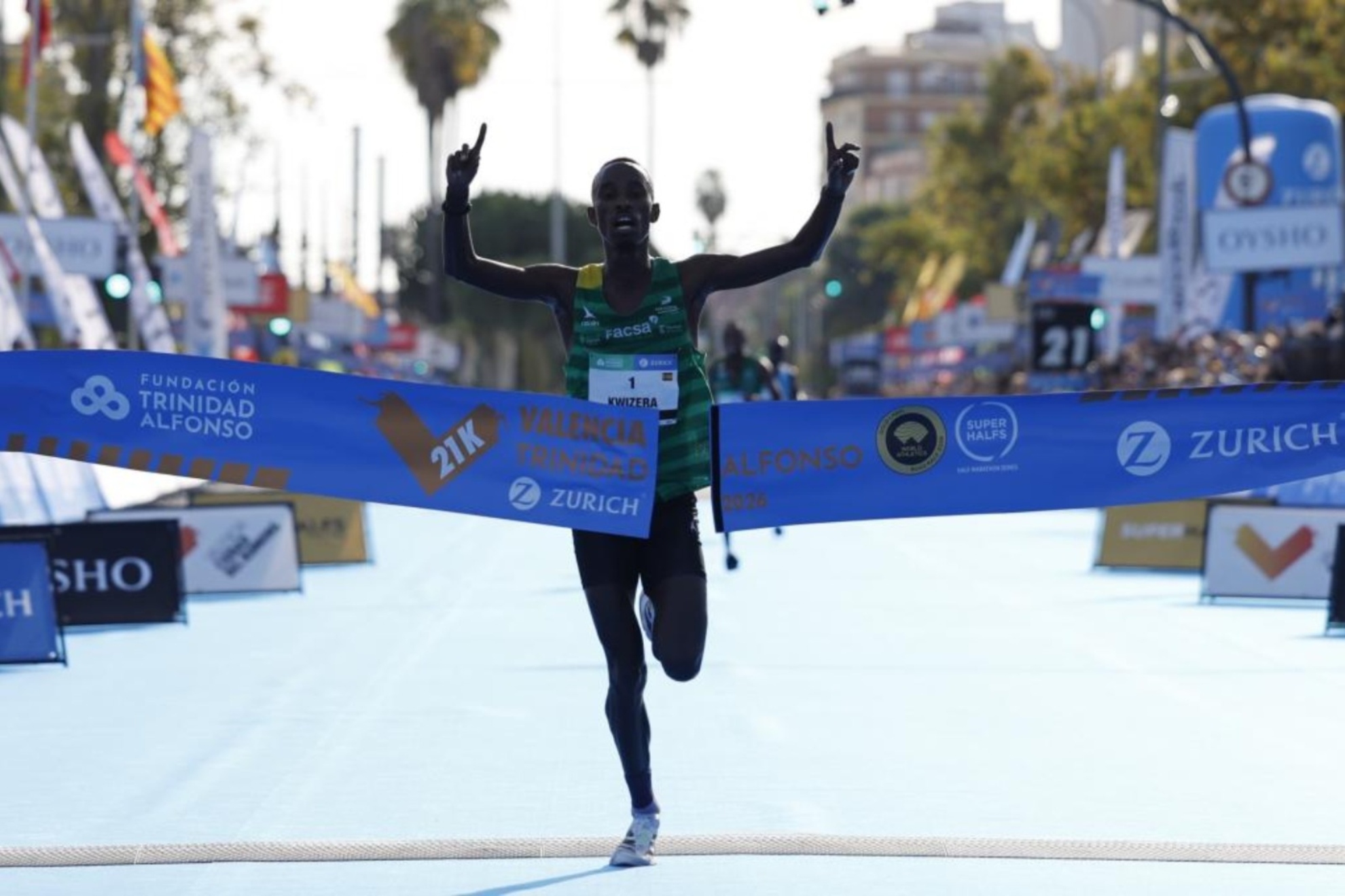 Rodrigue Kwizera pulveriza en Valencia el récord de España de medio maratón.