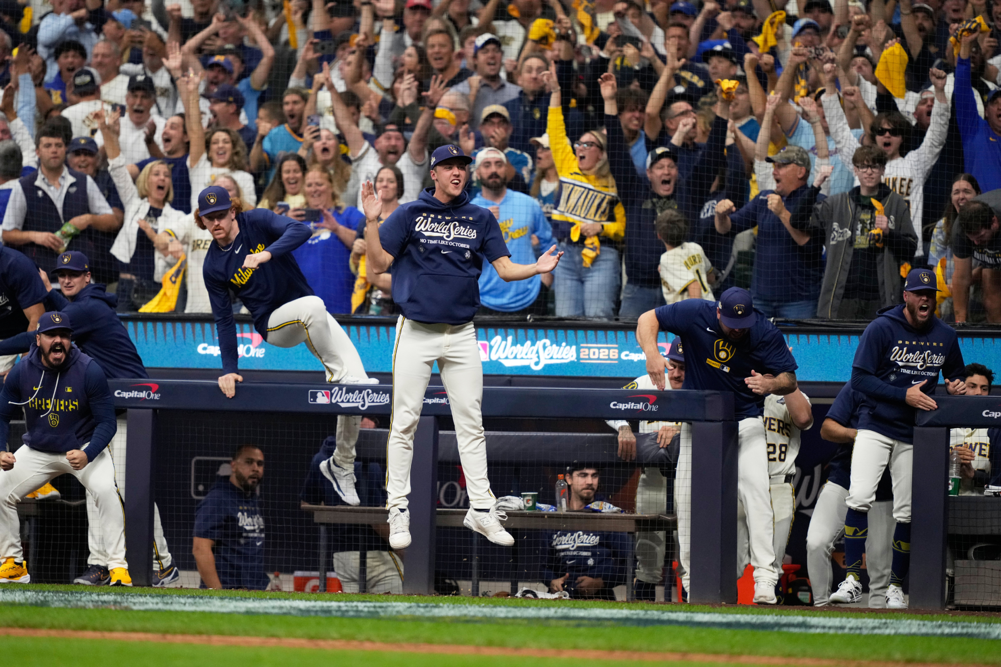 Celebración de la victoria en el dugout de los Brewers. LAPRESSE