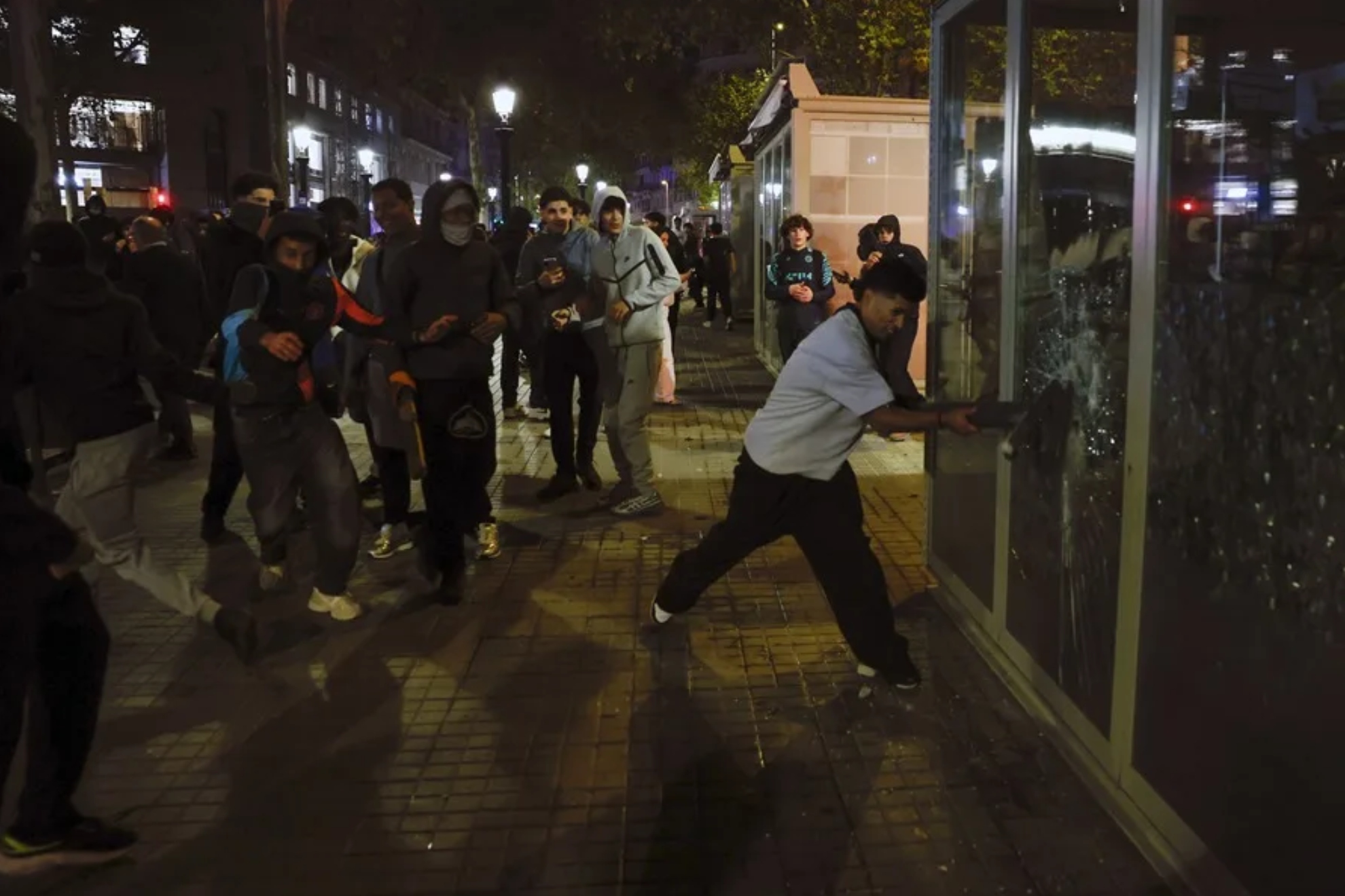 Acosan y empujan en directo a una reportera de TVE durante los graves disturbios en Barcelona EFE