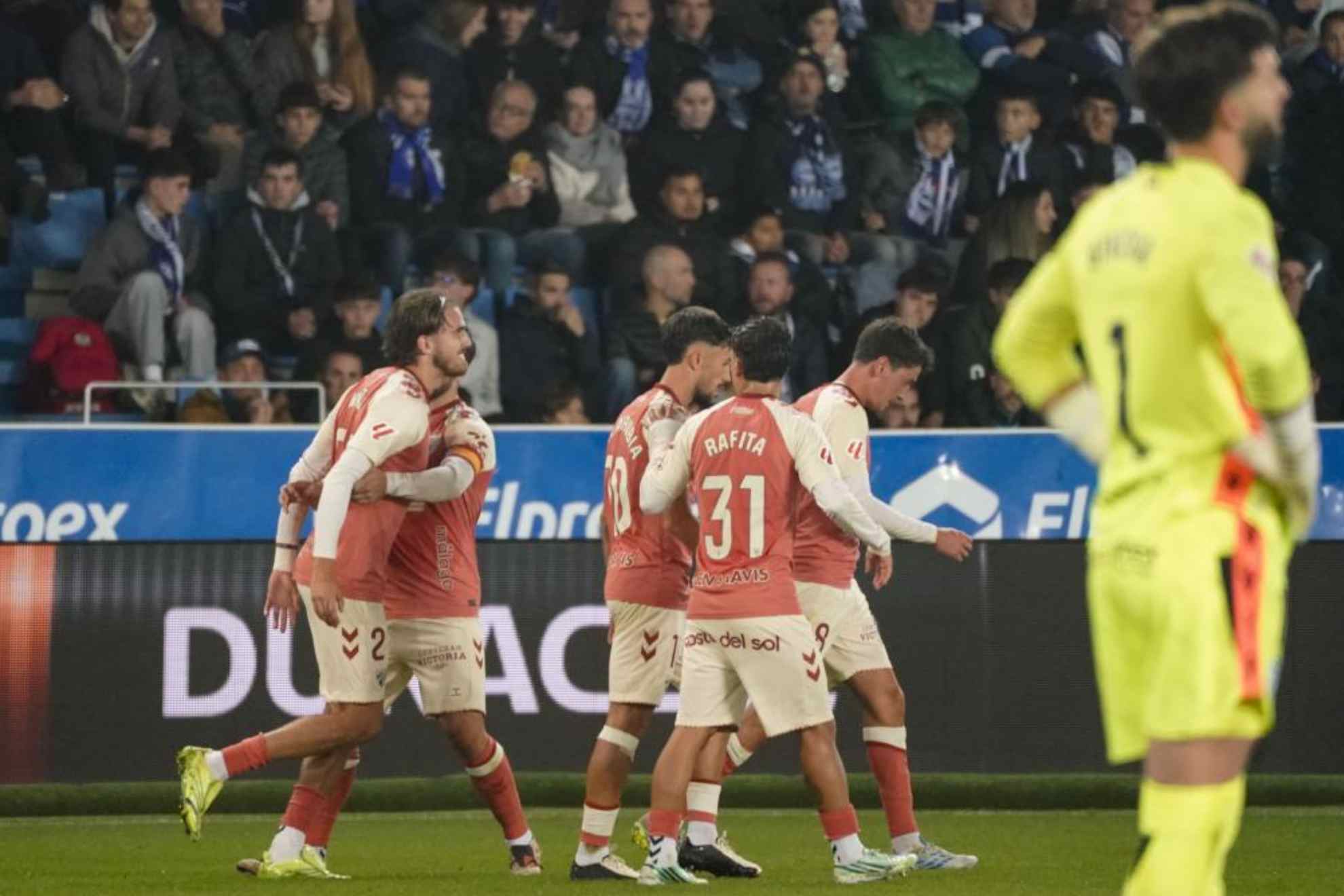 Los jugadores del Málaga celebran su gol en Mendizorroza. EFE