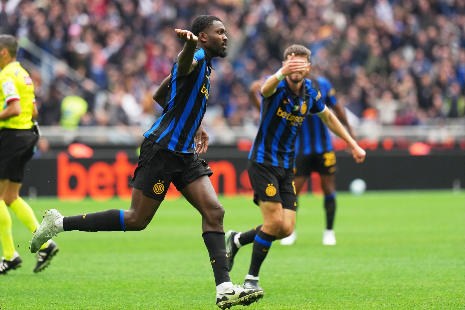 Marcus Thuram celebra su gol contra la Fiorentina