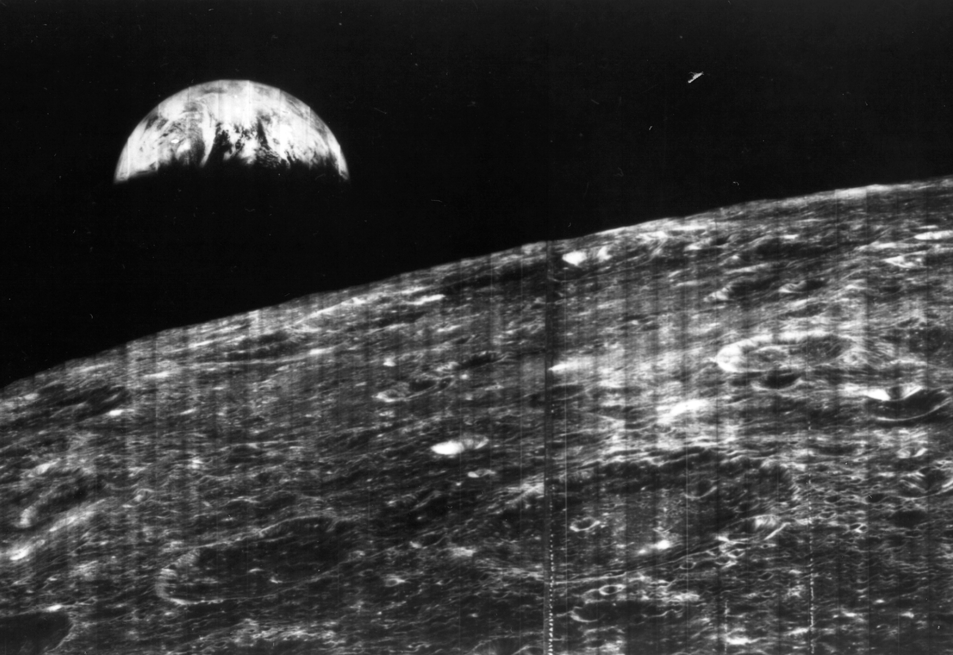 Foto de la Luna (en primer plano) y la Tierra (al fondo) sacada el 23 de agosto de 1966 por la sonda estadounidense Lunar Orbiter I NASA