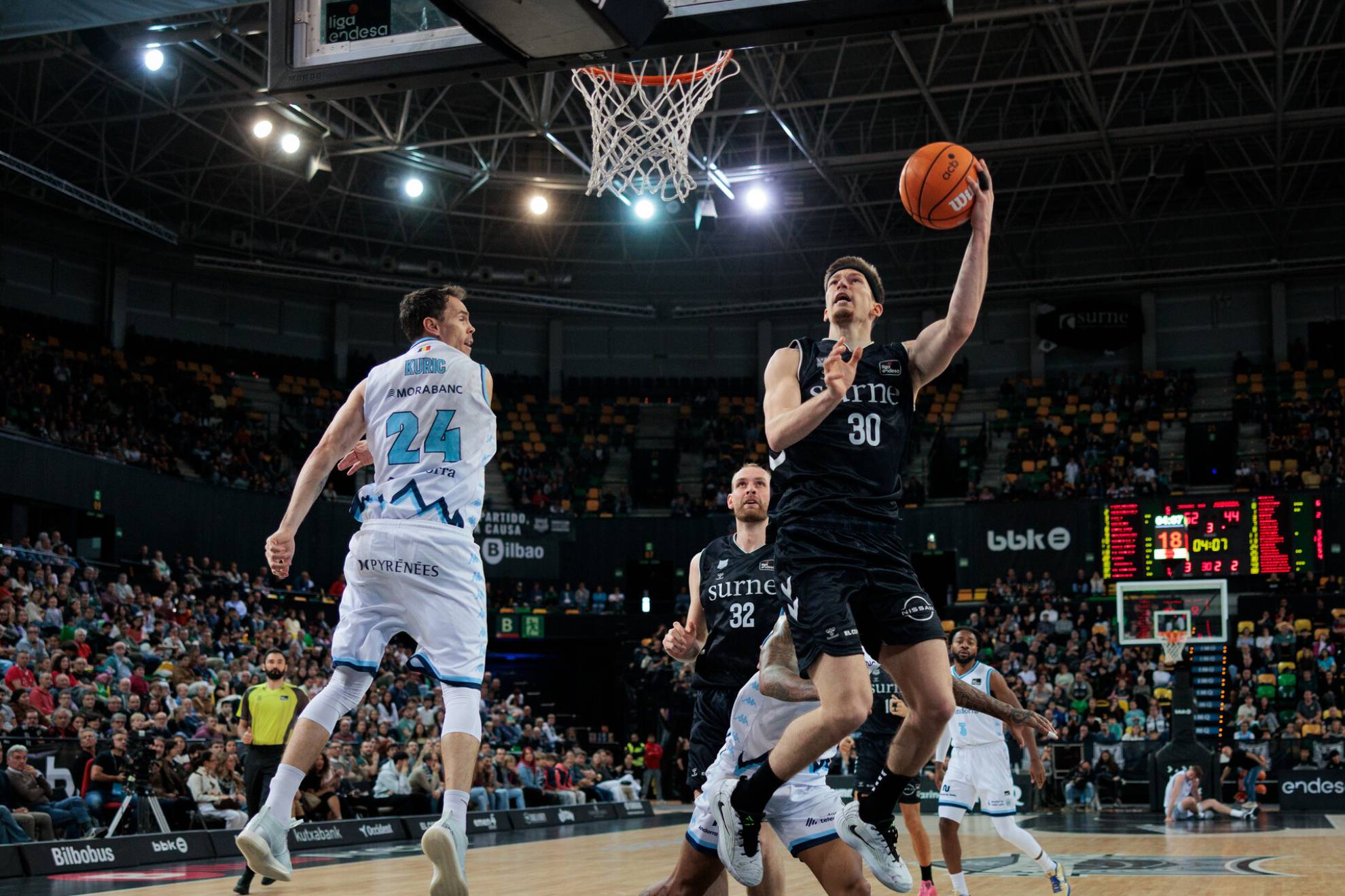 Adam Somogyi hace una entrada a canasta en el partido ante el MoraBanc Andorra. ACB PHOTO