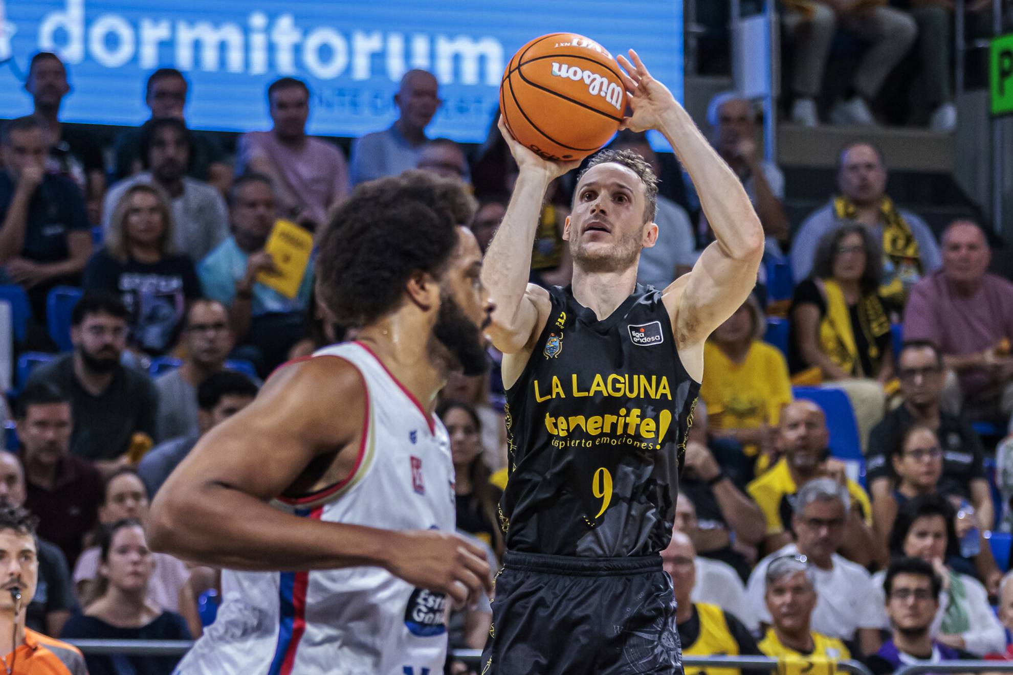 Marcelinho Huertas lanza un triple en el partido ante el Monbus Obradoiro. ACB PHOTO