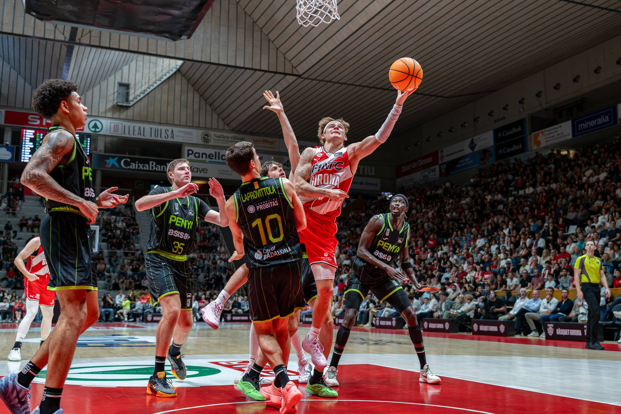 Mac McClung hace una entrada a canasta en el partido ante el Asisa Joventut. ACB PHOTO