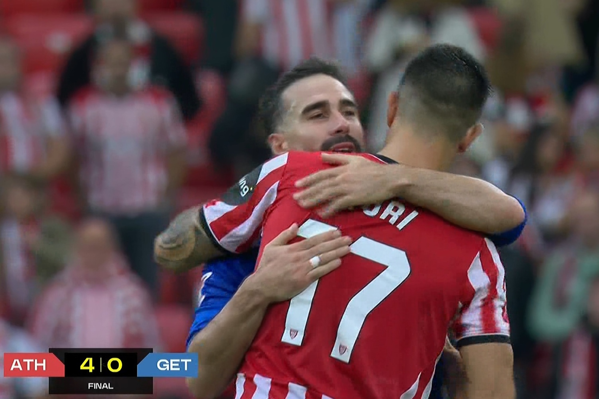 Abrazo entre Carvajal y Yuri. DAZN