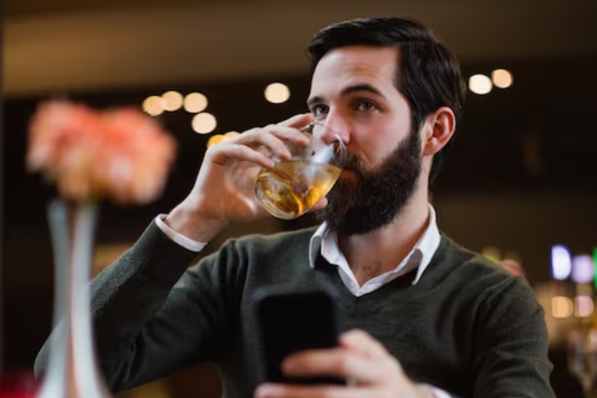 Imagen de recurso de una persona bebiendo una cerveza. Magnific.