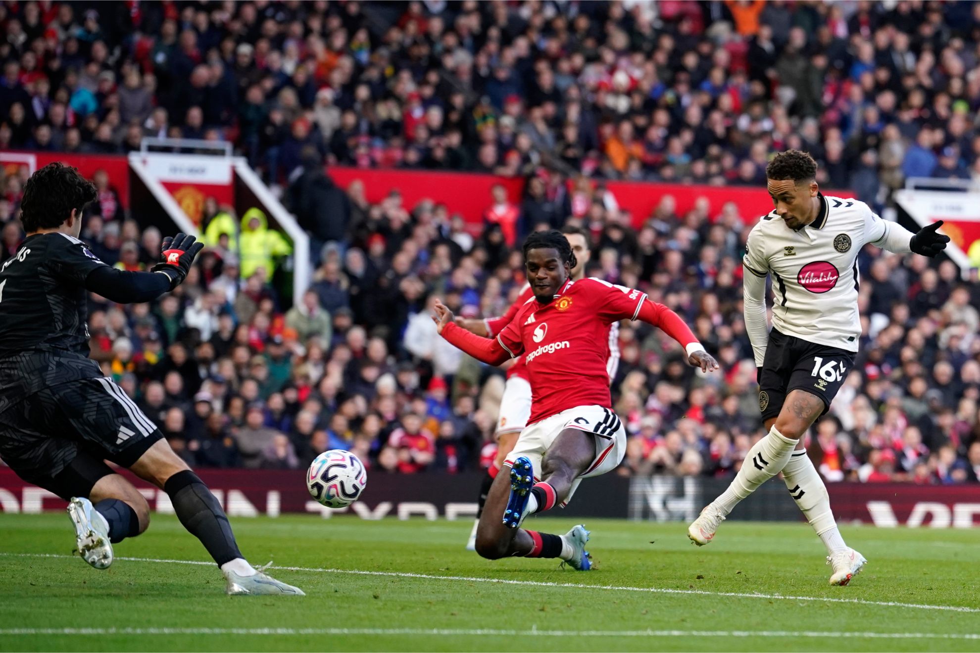 Tavernier define en el 0-2 contra el Manchester United